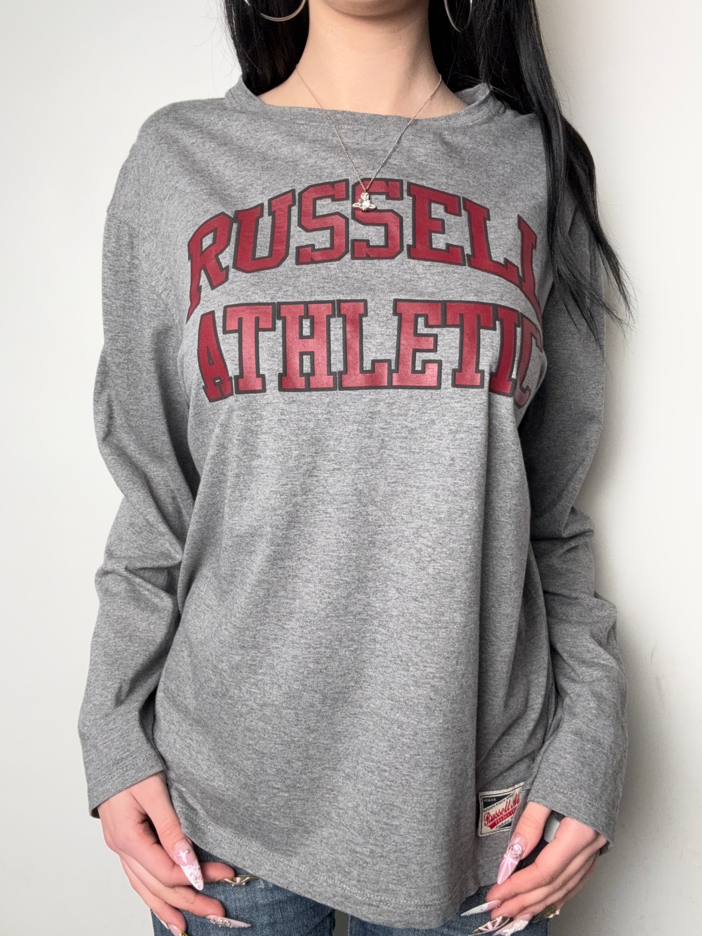 Vintage Russell Athletic Grey Longsleeve Whit a small letter for boys. Y2K Second Hand 2000s Fashion 