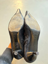 Laden Sie das Bild in den Galerie-Viewer, Zu sehen sind die Sohlen von kniehohe schwarze Stiefel mit dünnen Absätzen von Fendi in Größe 38,5  vor einem grauen Hintergrund.