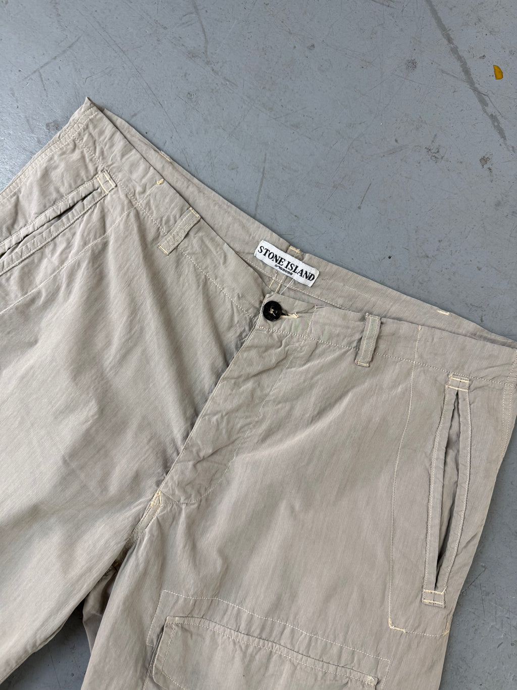 Vintage Stone Island Beige Shorts für Herren. Y2K Second Hand 2000s Fashion