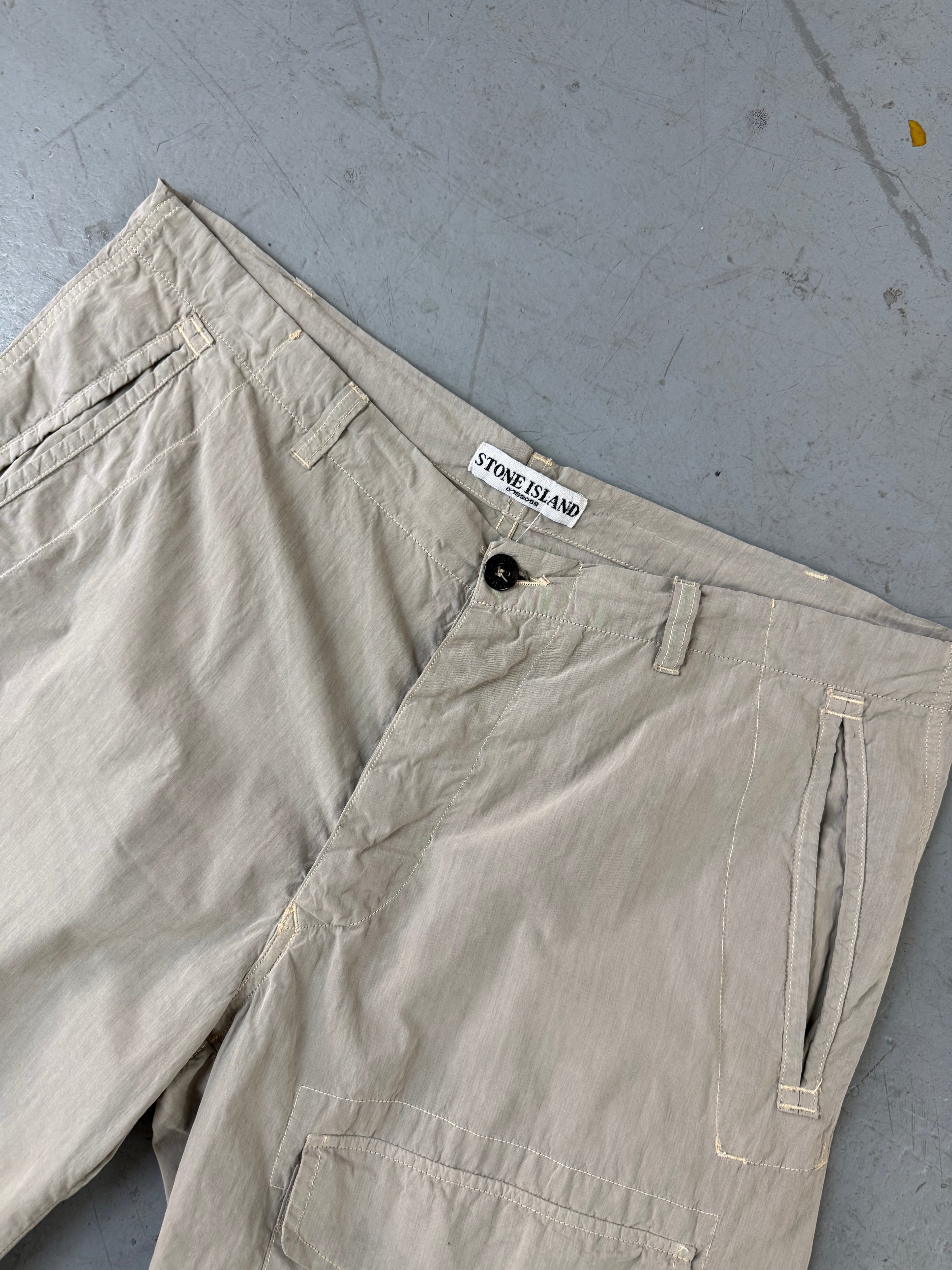 Vintage Stone Island Beige Shorts für Herren. Y2K Second Hand 2000s Fashion