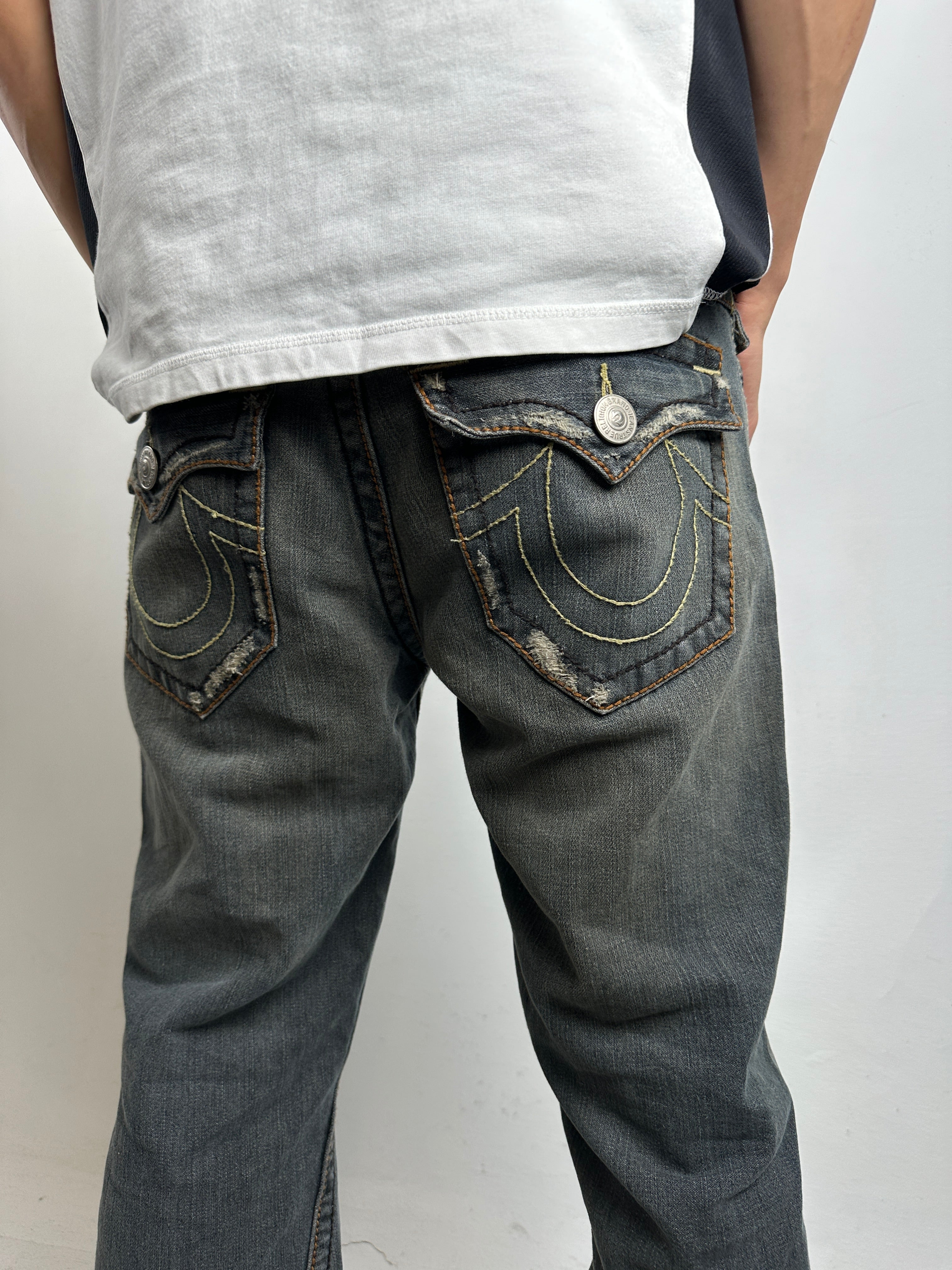 Detailliertes tragebild von Vintage Grey Ripped & Flared True Religion S/M von hinten