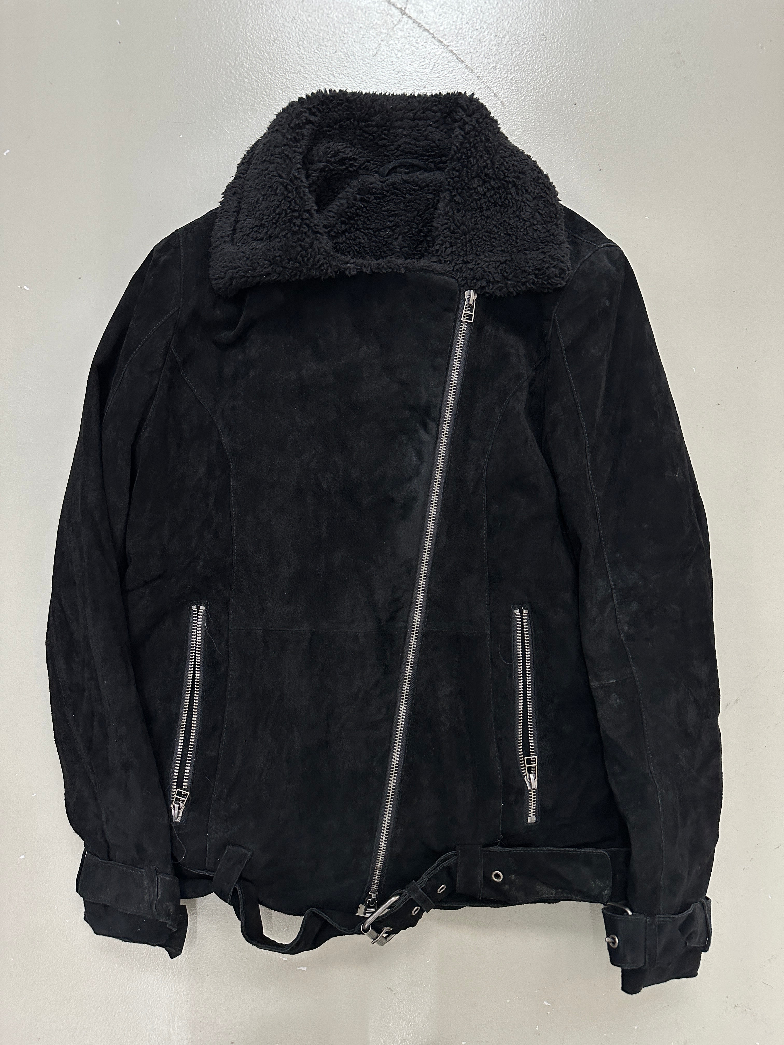 Vintage Black Asymetrical Sherling Jacket
für Herren. Y2K Second Hand 2000s Fashion 