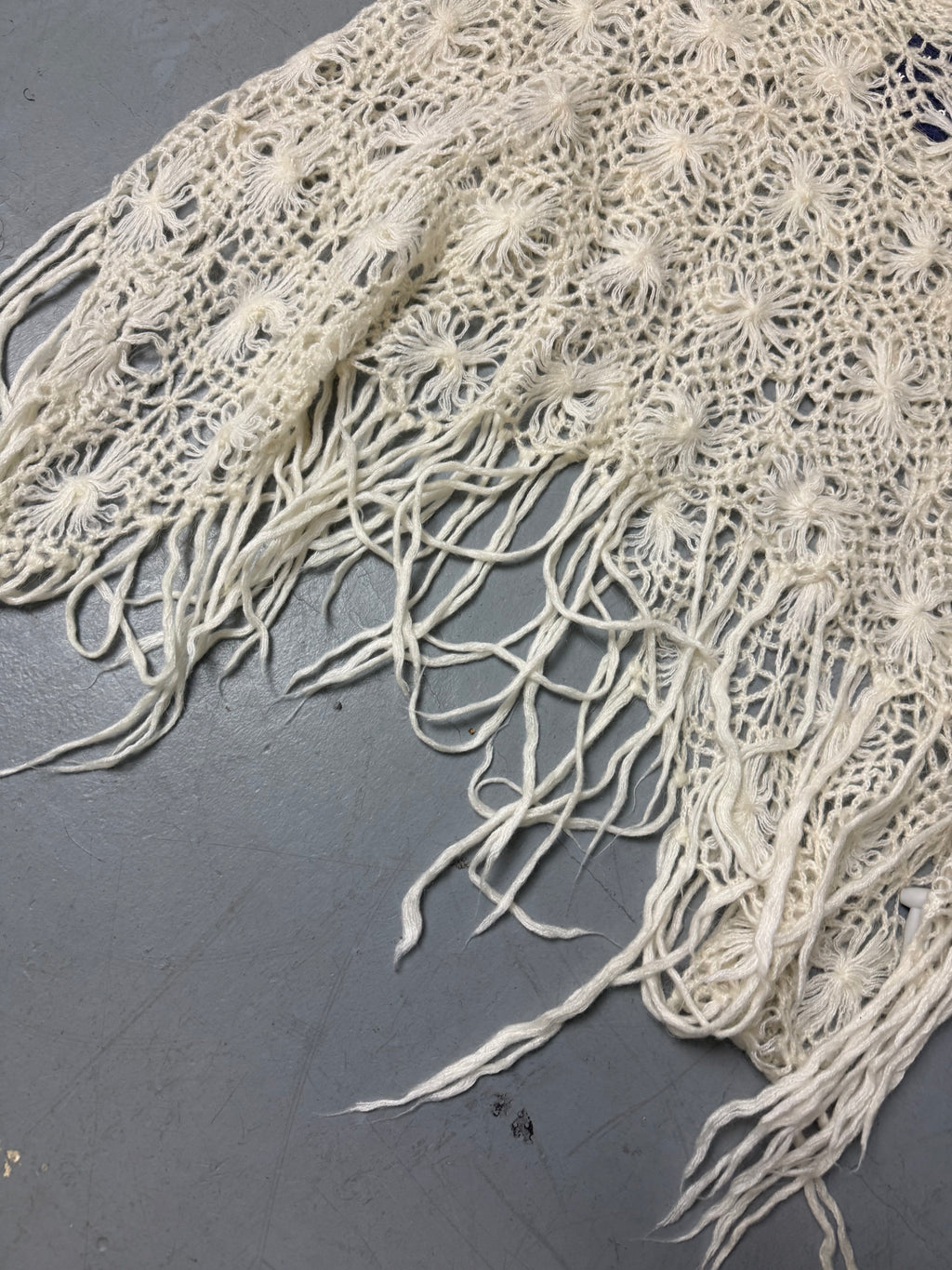 Ein cremefarbener Rock in L gestrickt im Blumenmuster 