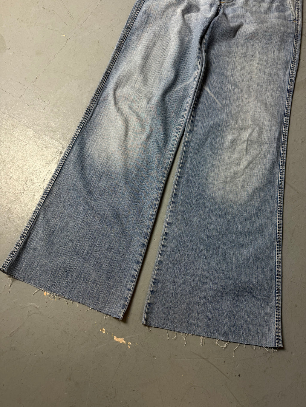 Eine low waist jeans von GAS in hellem Denim und ausgestelltem Bein