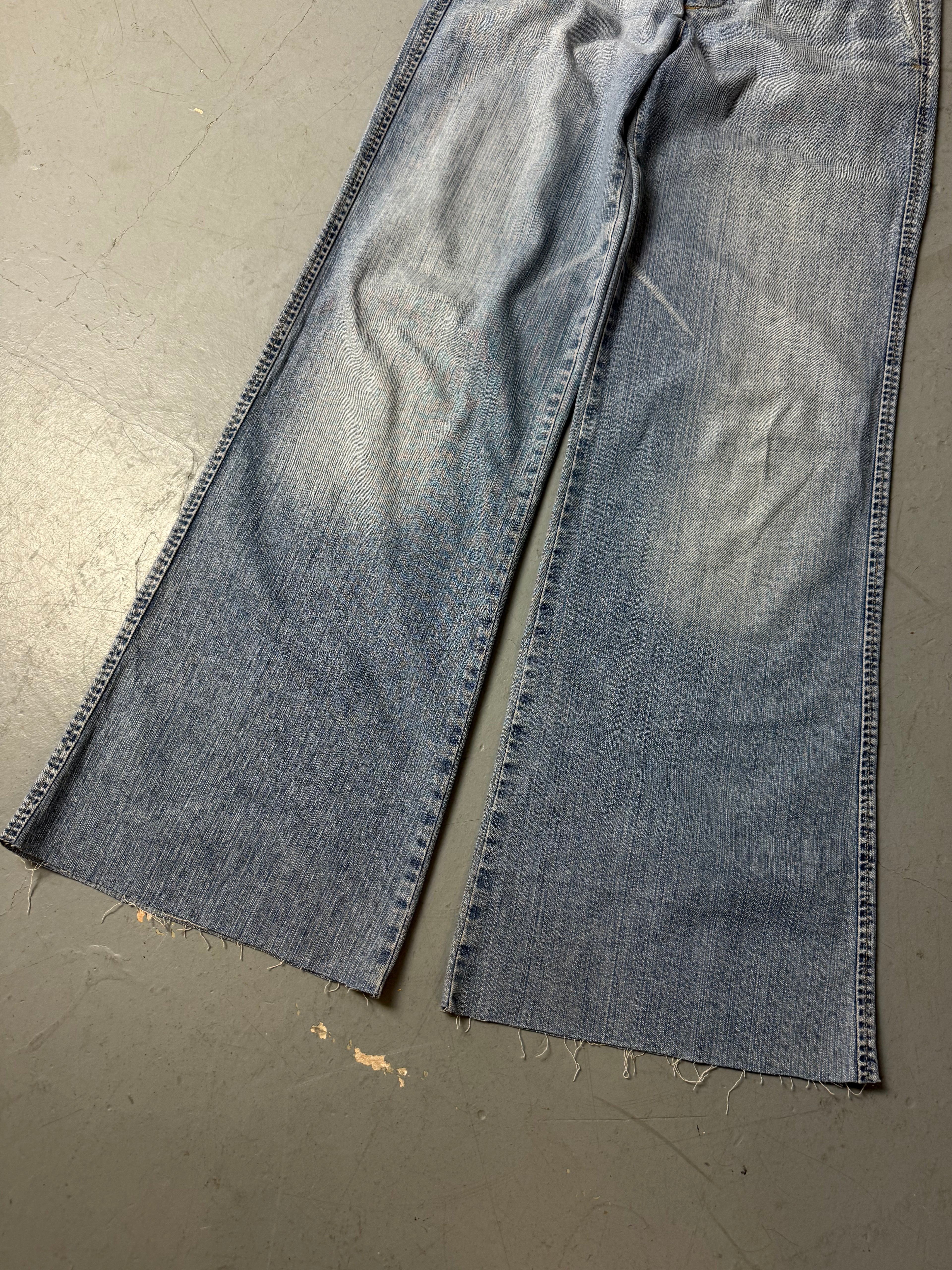 Eine low waist jeans von GAS in hellem Denim und ausgestelltem Bein