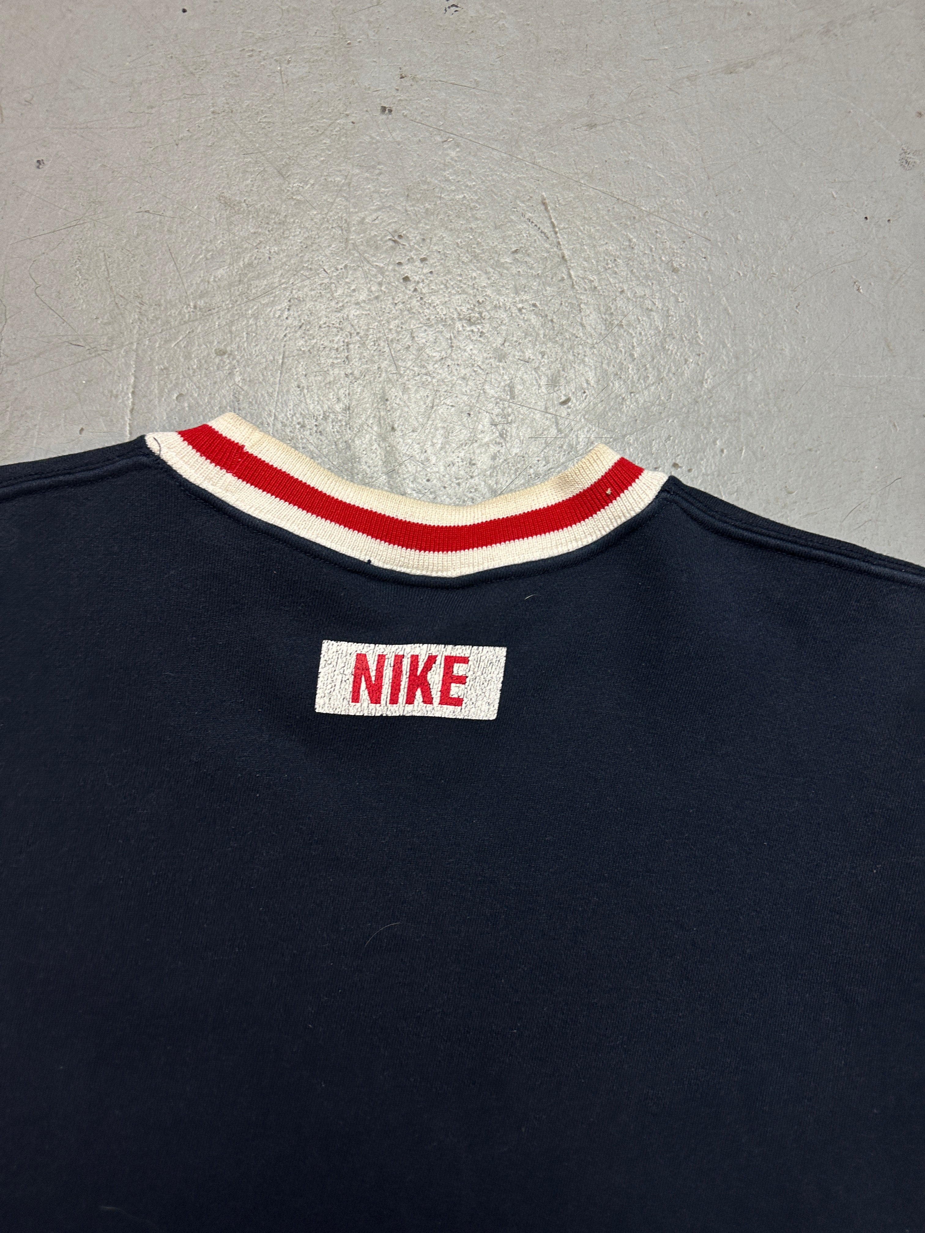 Detailbild von einem Vintage Nike Dark Blue Sweater von Kragen hinten