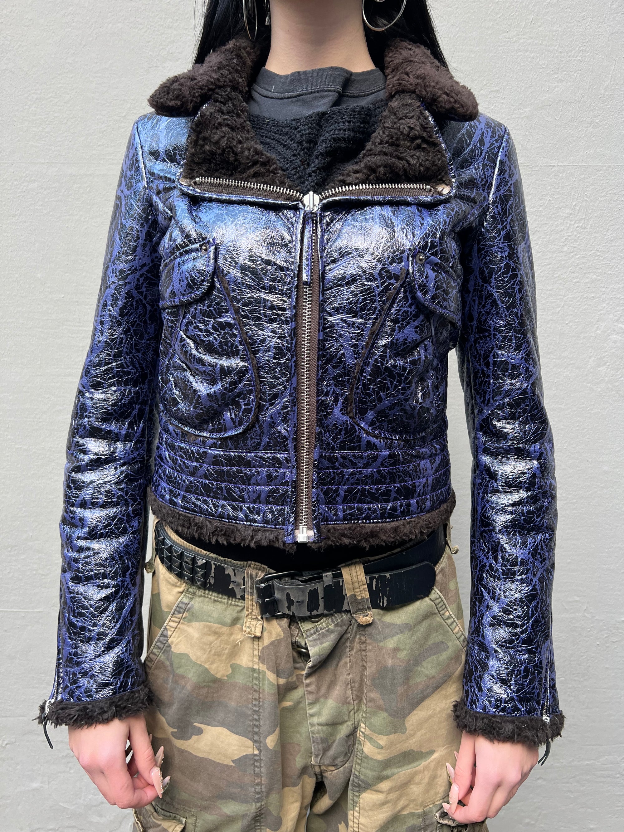 Zu sehen ist eine lila Miss Sixty Jacke mit Fell Kragen
