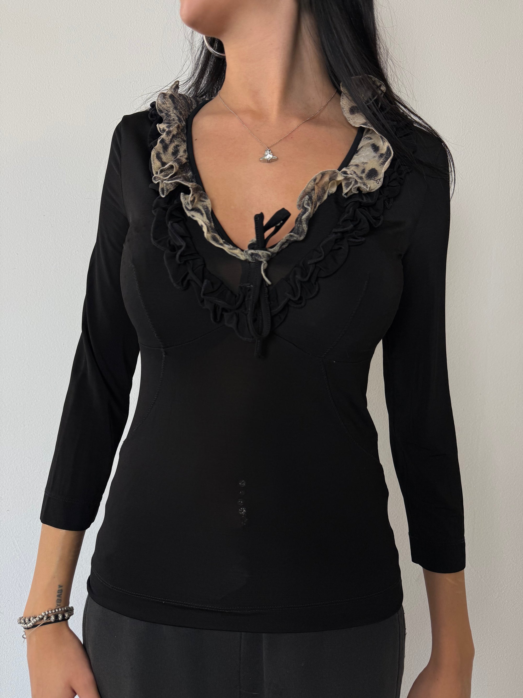 Eine schwarze Bluse mit halblangen Ärmeln und Leoparden Ruffle am Kragen von Cavalli