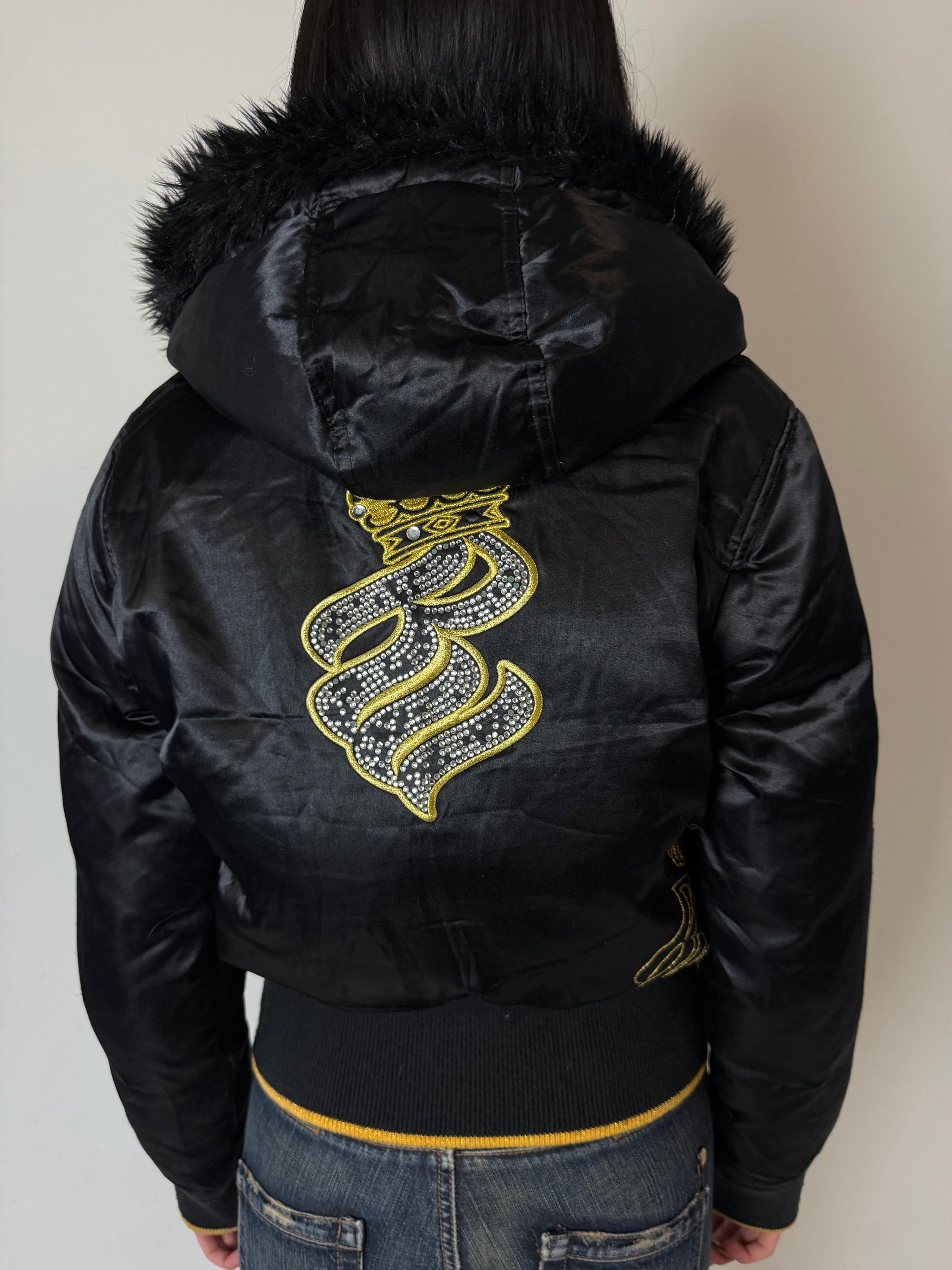 Eine schwarz golde Winterjacke von Rocawear mit Gold Details und fur hood 