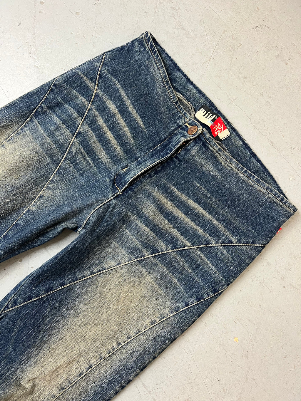 Vintage Mid Waist Bootcut Jeans mit Waschung für Damen. Y2K Second Hand 2000s Fashion