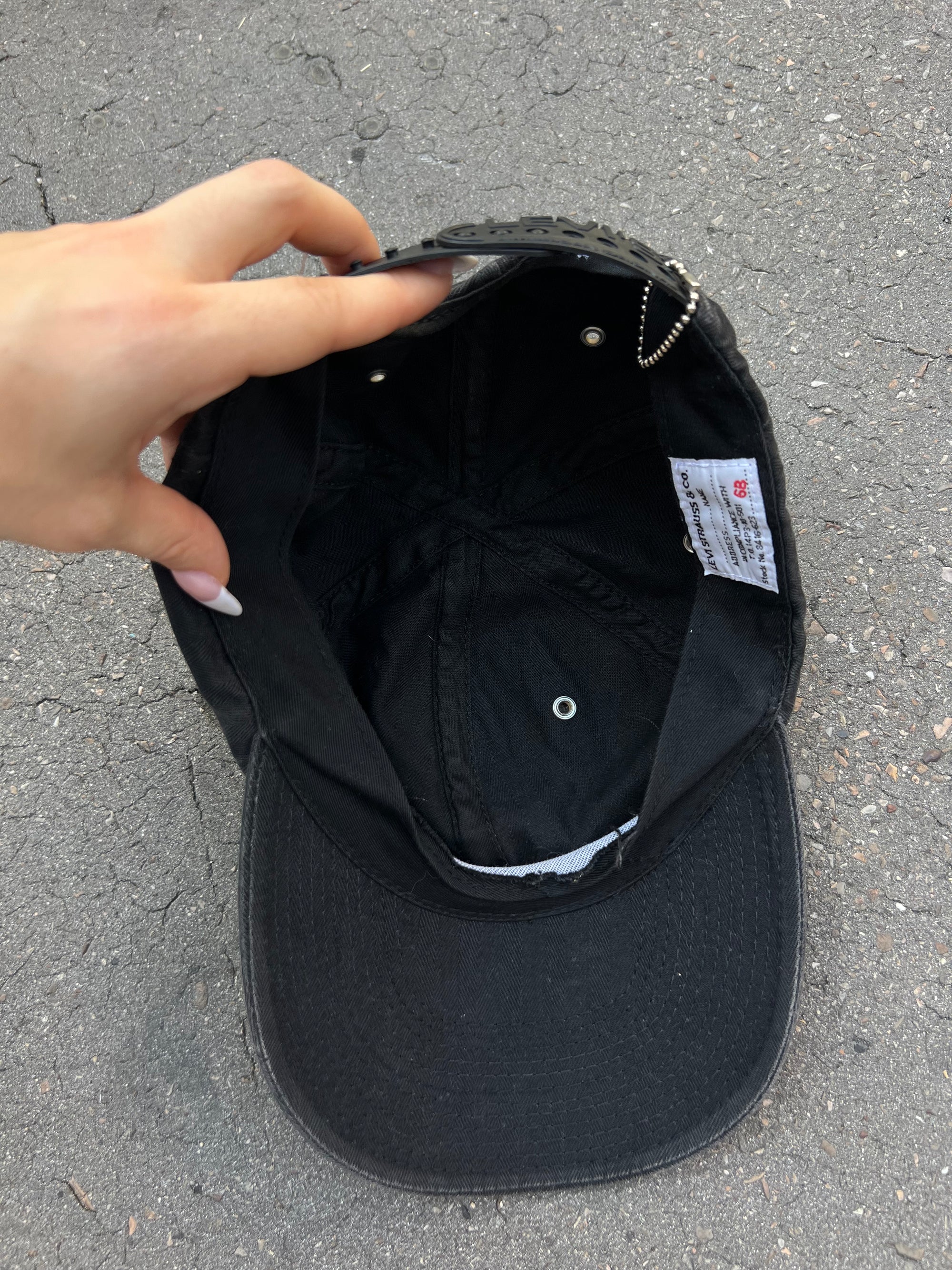 Eine schwarze Levi’s Cap mit dem Logo an der Seite und verstellbarer Schlaufe 