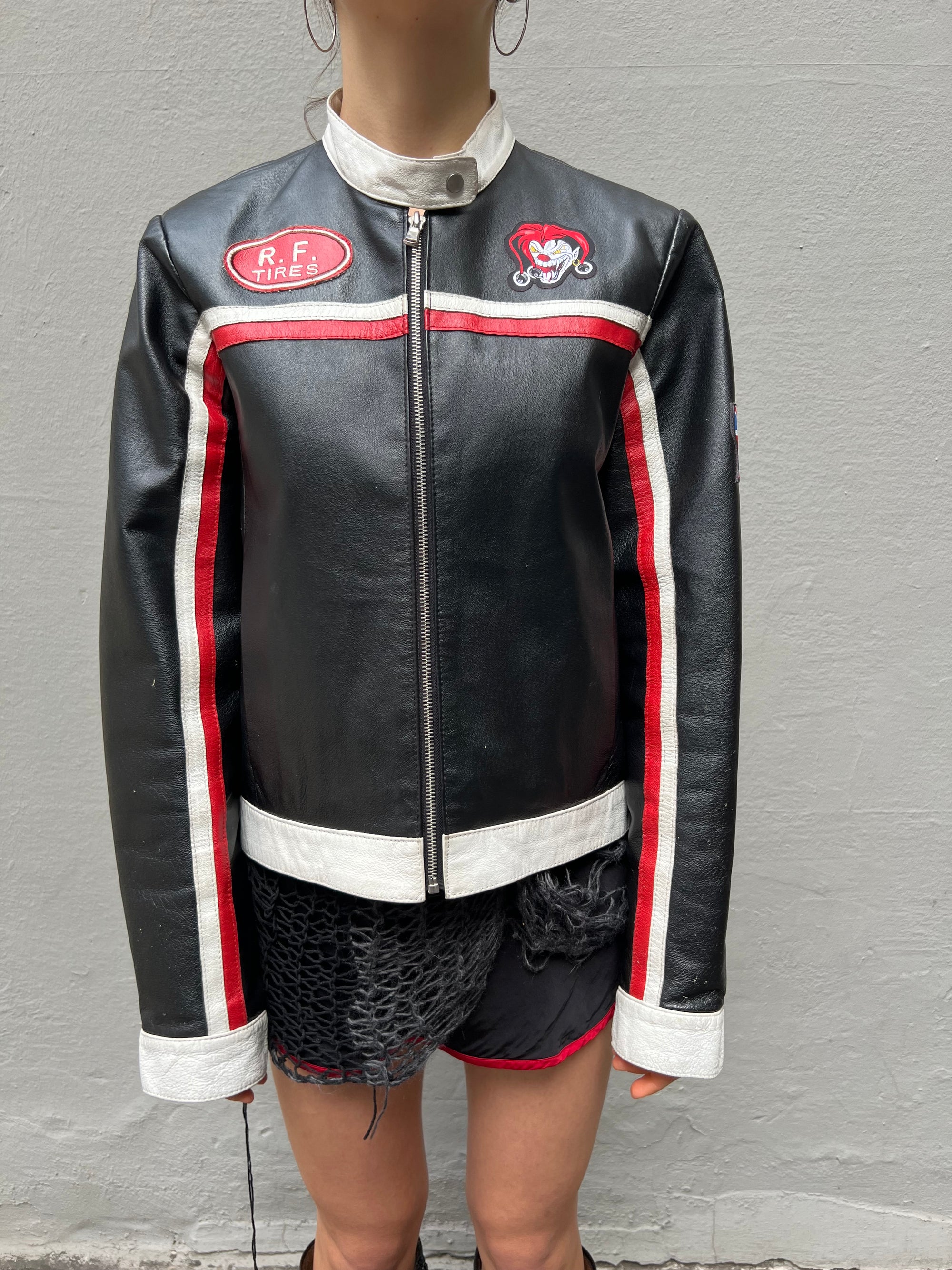 Trage Bild der Vintage Leather Racing Jacket Black s von vorne.