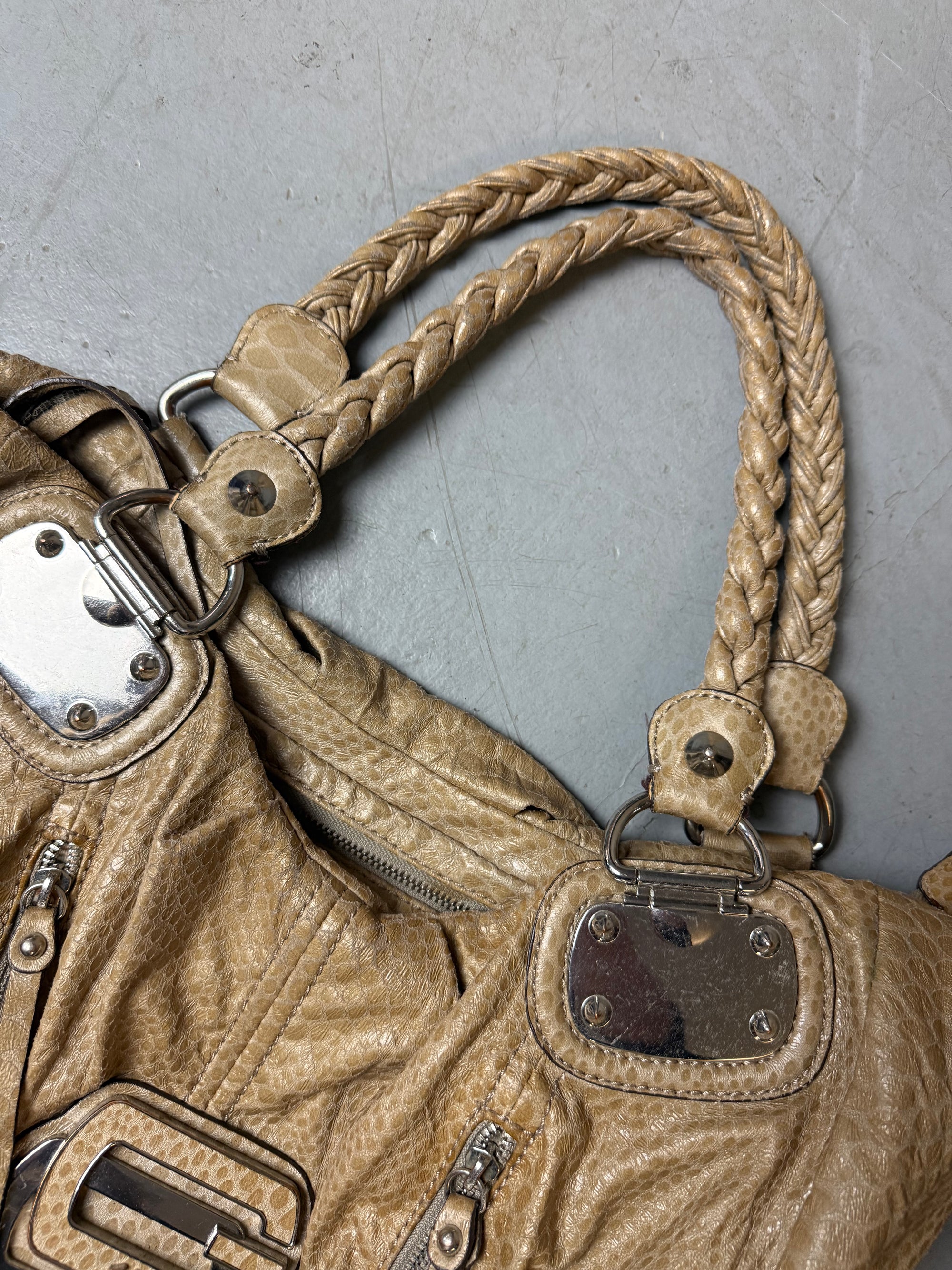 Detailbild von einer Vintage Guess Y2K Beige Snake Optic Bag von Taschenhänkeln 