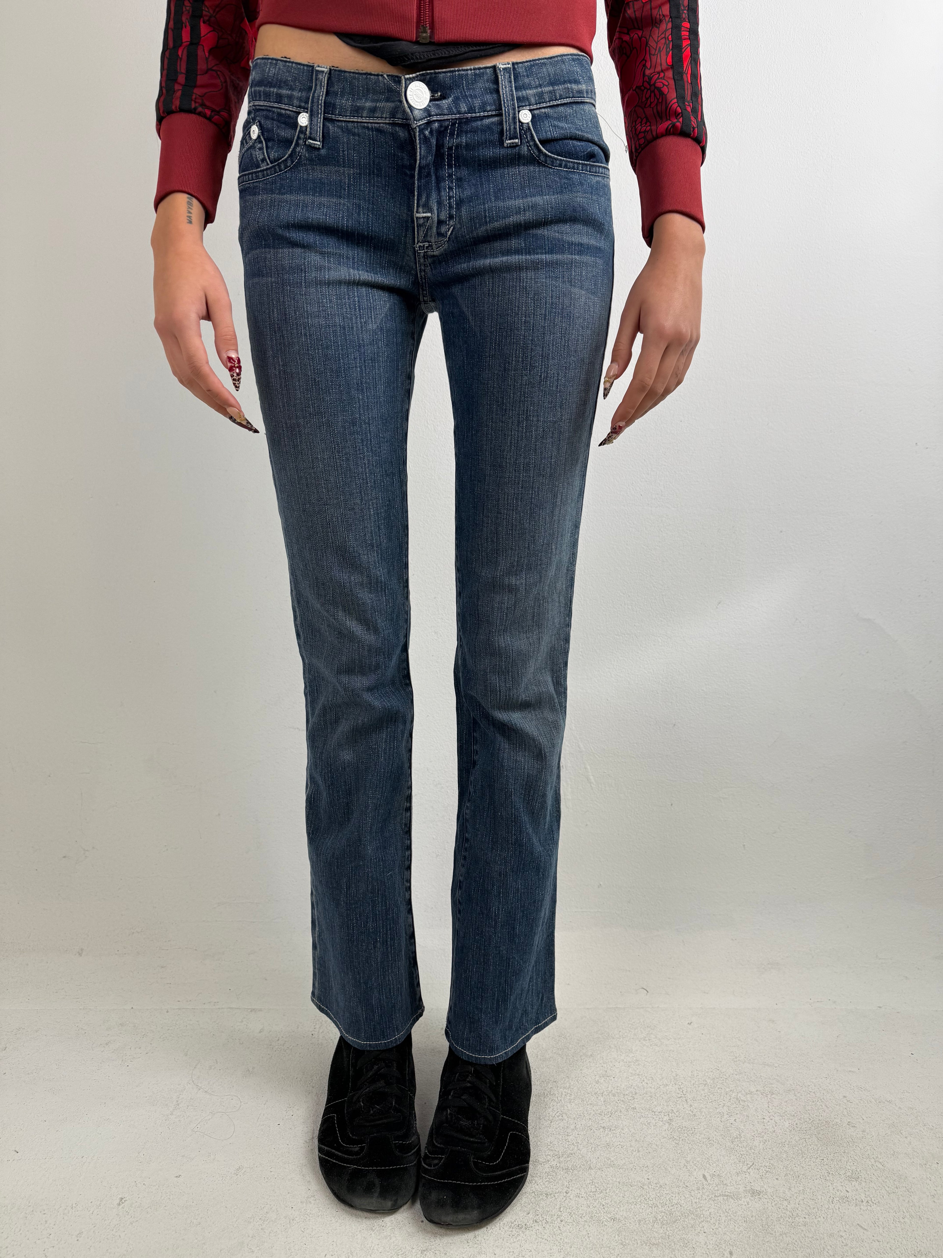 Vintage Rock&Republic Low Waist Bootcut Denim getragen vor weißer Wand