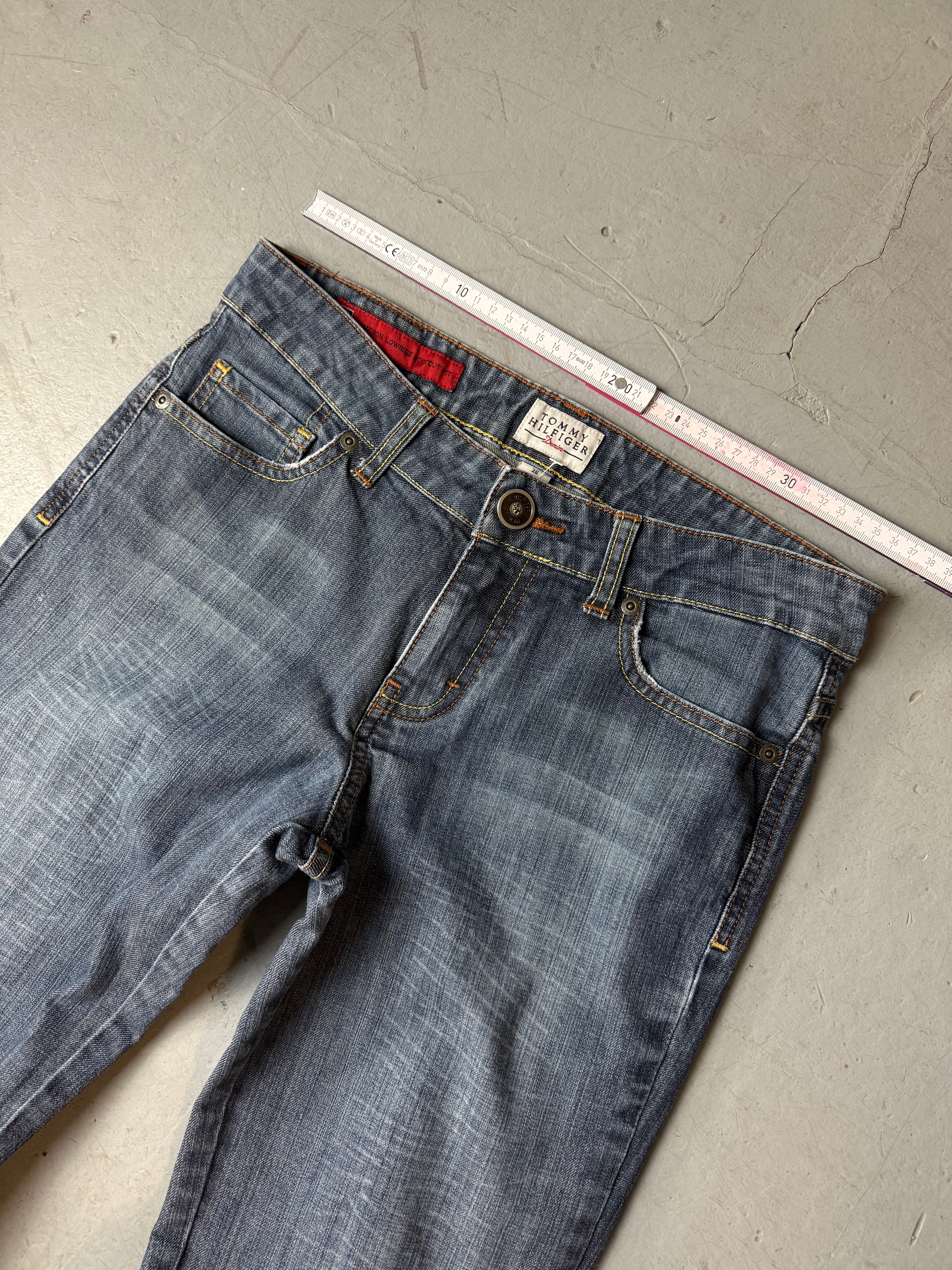 Vintage Tommy Hilfiger Cameron Low Waist Bootcut Denim  für Damen. Y2K 2000s Fashion