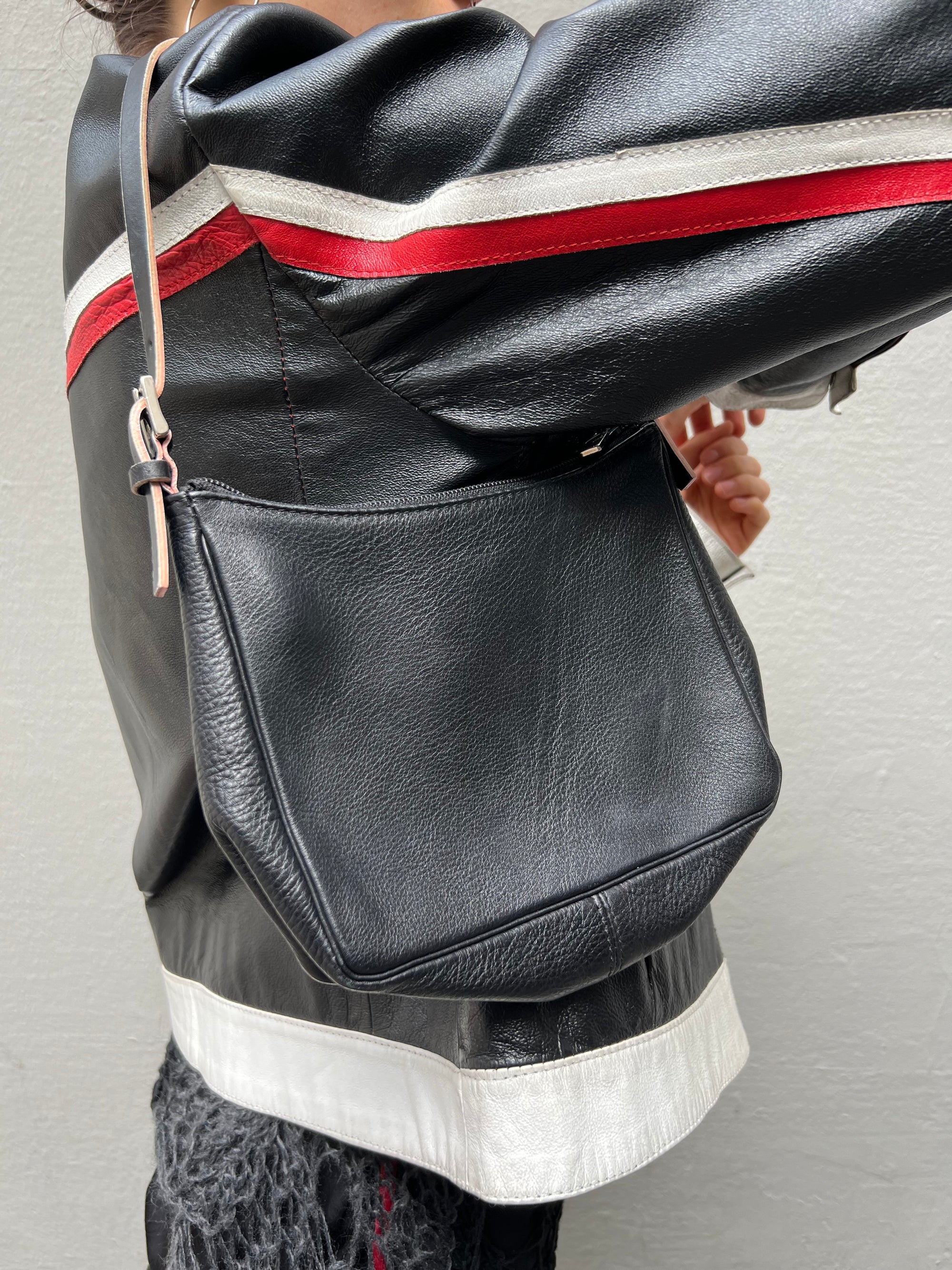 Trage Bild Vintage Furla Shoulder Bag Black von der Seite.