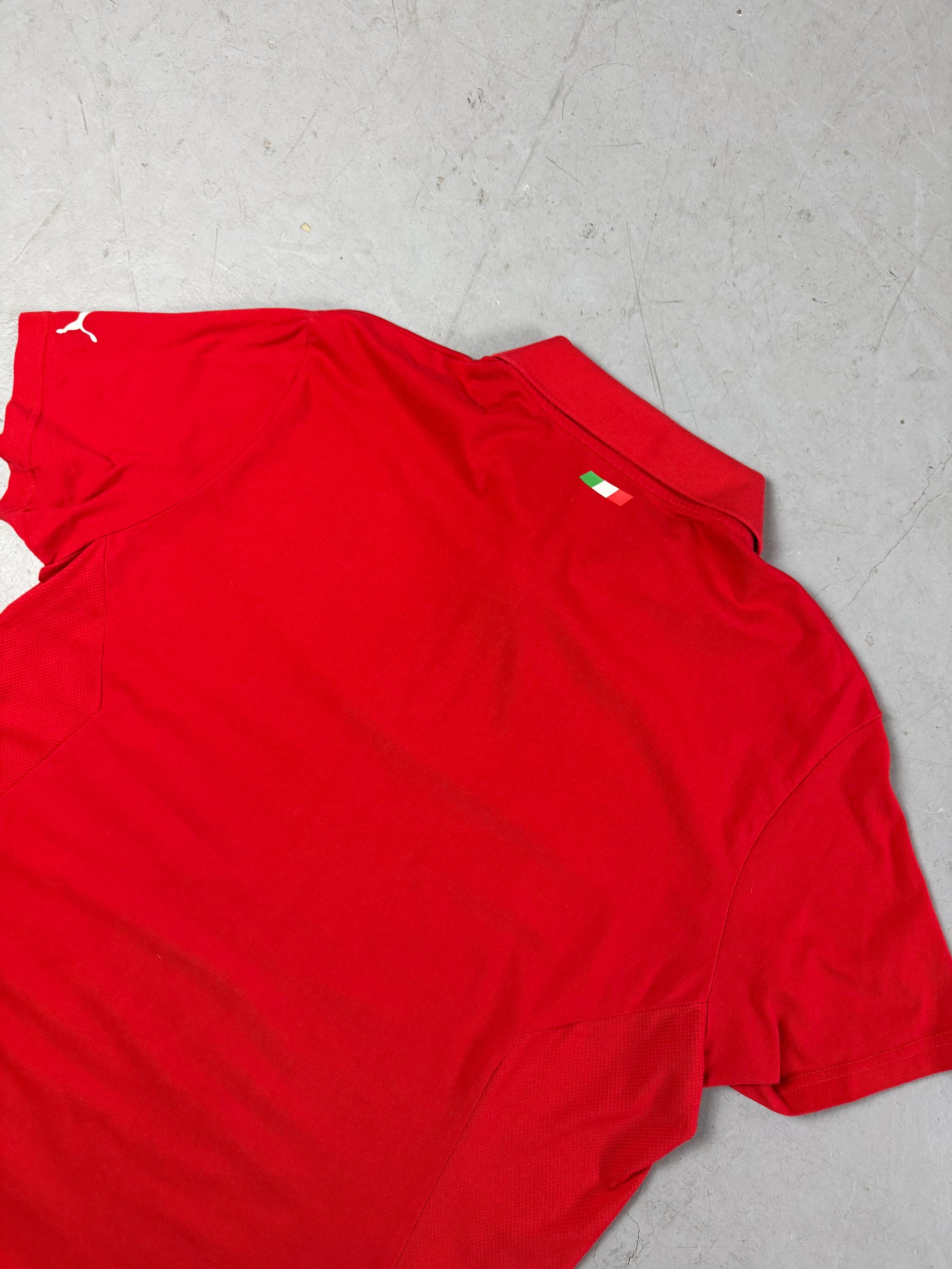 Detailbild von einem Vintage Puma Ferrari Red Polo T-Shirt von Kragen hinten mit Italienflagge