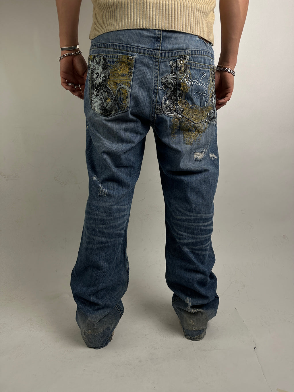 Tragebild von Vintage Ruthless Art Baggy Denim with Backprint von hinten