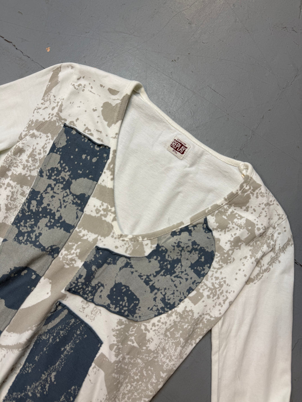 Vintage Replay White Printed Longsleeve für Damen. Y2K Second Hand 2000s Fashion.