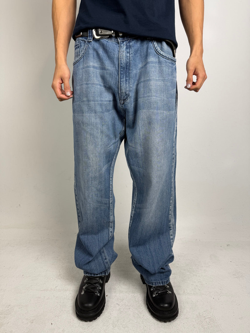Tragebild von Vintage AKDMKS Baggy Jeans with Printed Back Pockets von Vorne