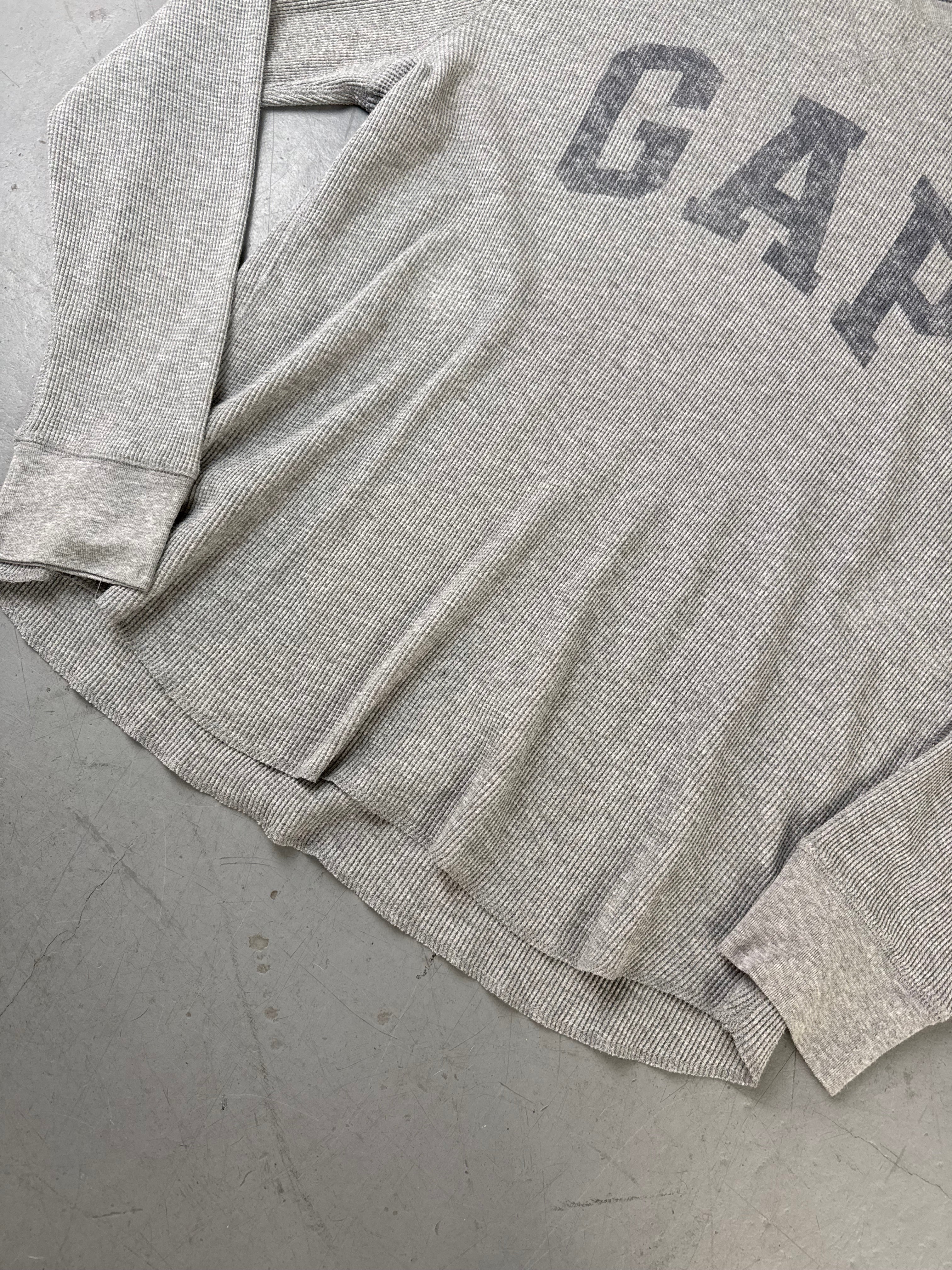 Vintage GAP Grey Longsleeve für Herren. Y2K 2000s Fashion.