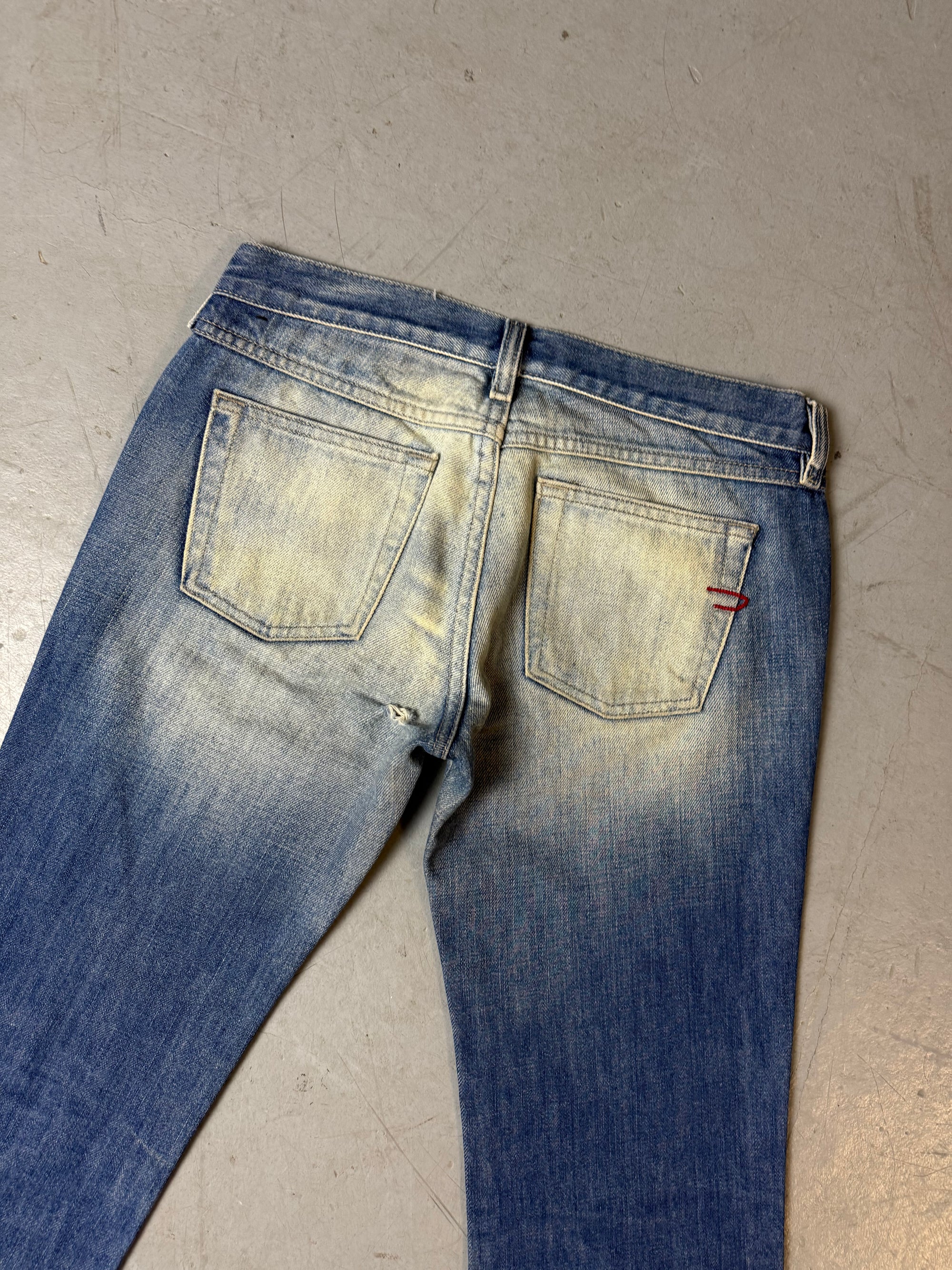 Detailbild von Vintage Diesel Blue Denim Bootcut Jeans von hinteren Hosentaschen 