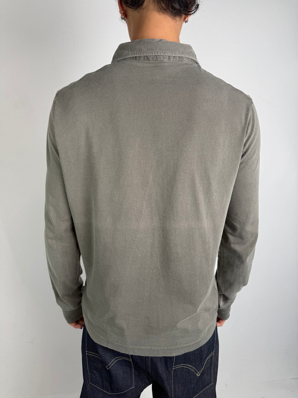 Tragebild von grauem Dirk Bikkembergs Langarm vor grauer Wand