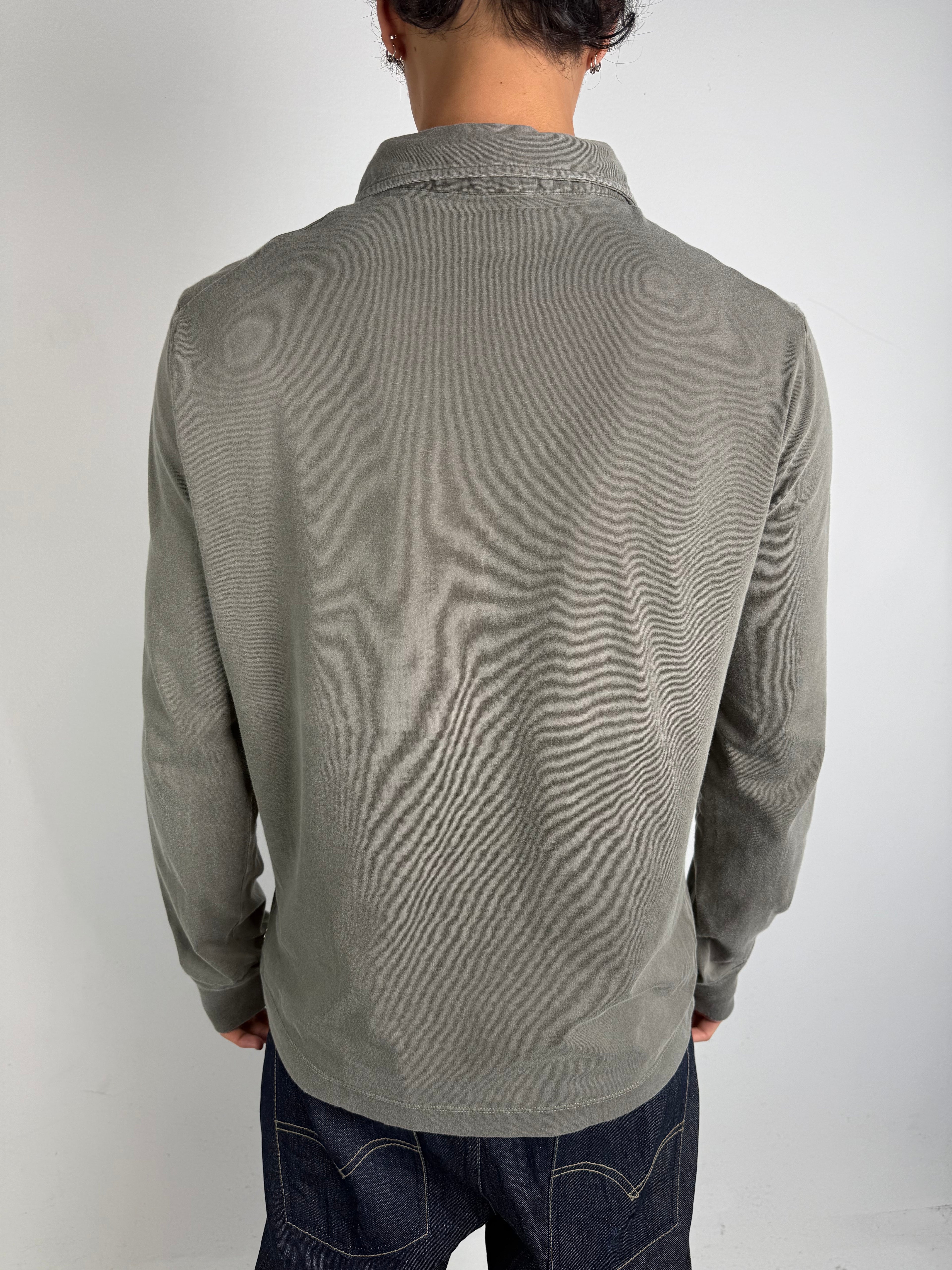 Tragebild von grauem Dirk Bikkembergs Langarm vor grauer Wand