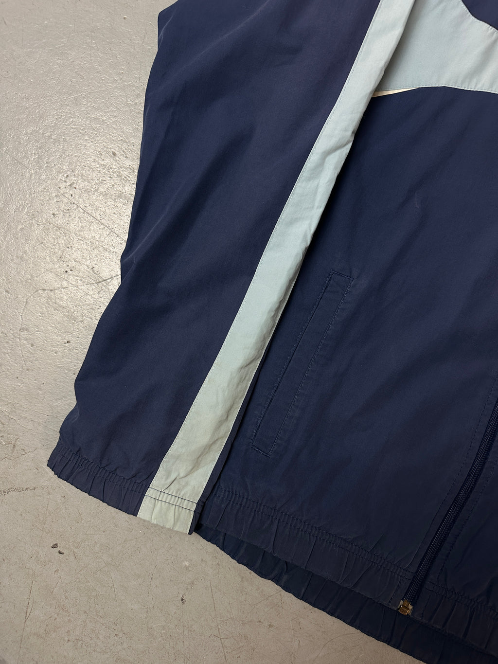 Detailliertes produktbild von Vintage Dark/Baby Blue Nike Track Jacket M/L von vorne