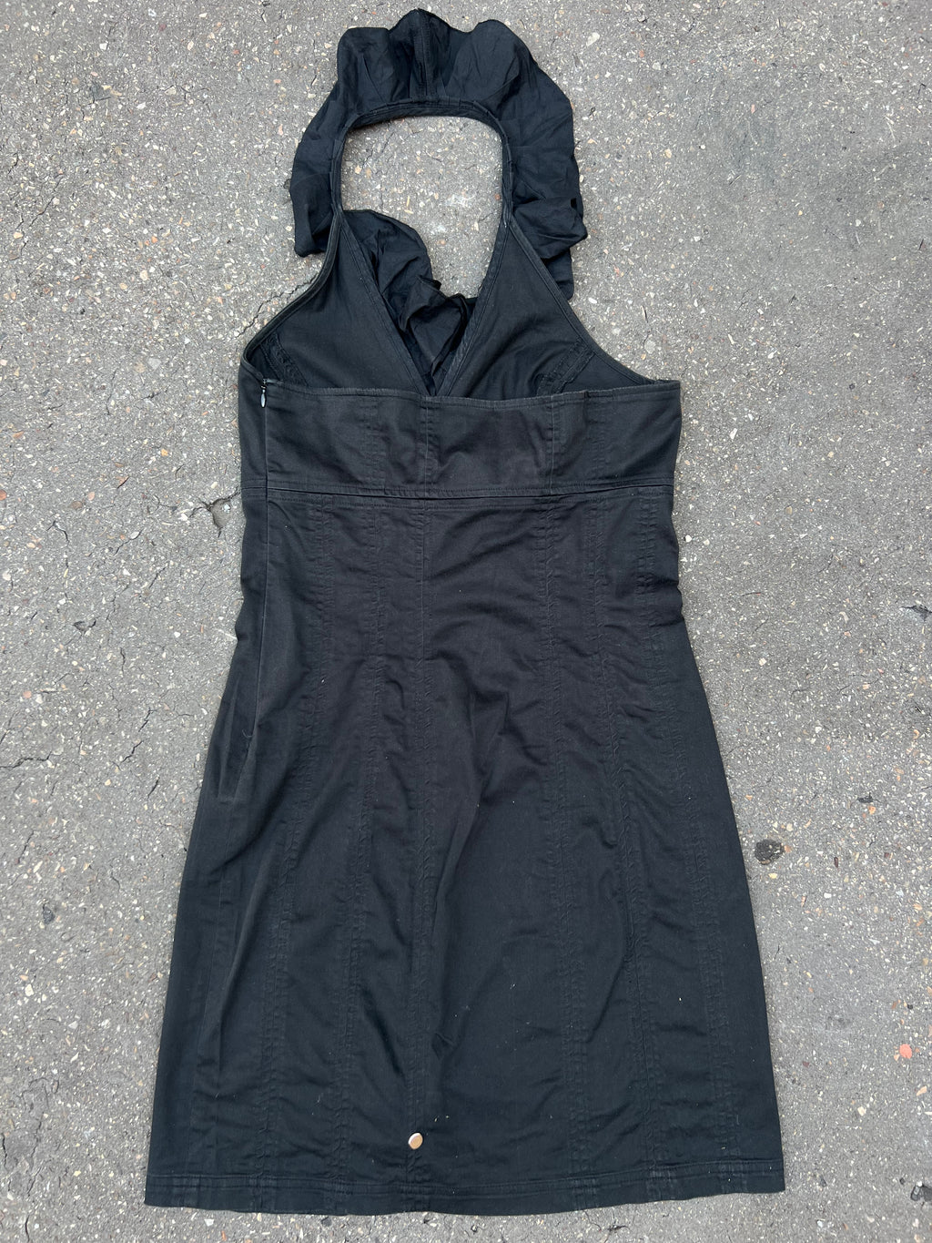 Ein schwarzes Neckholder Mini Kleid von St.-Martin