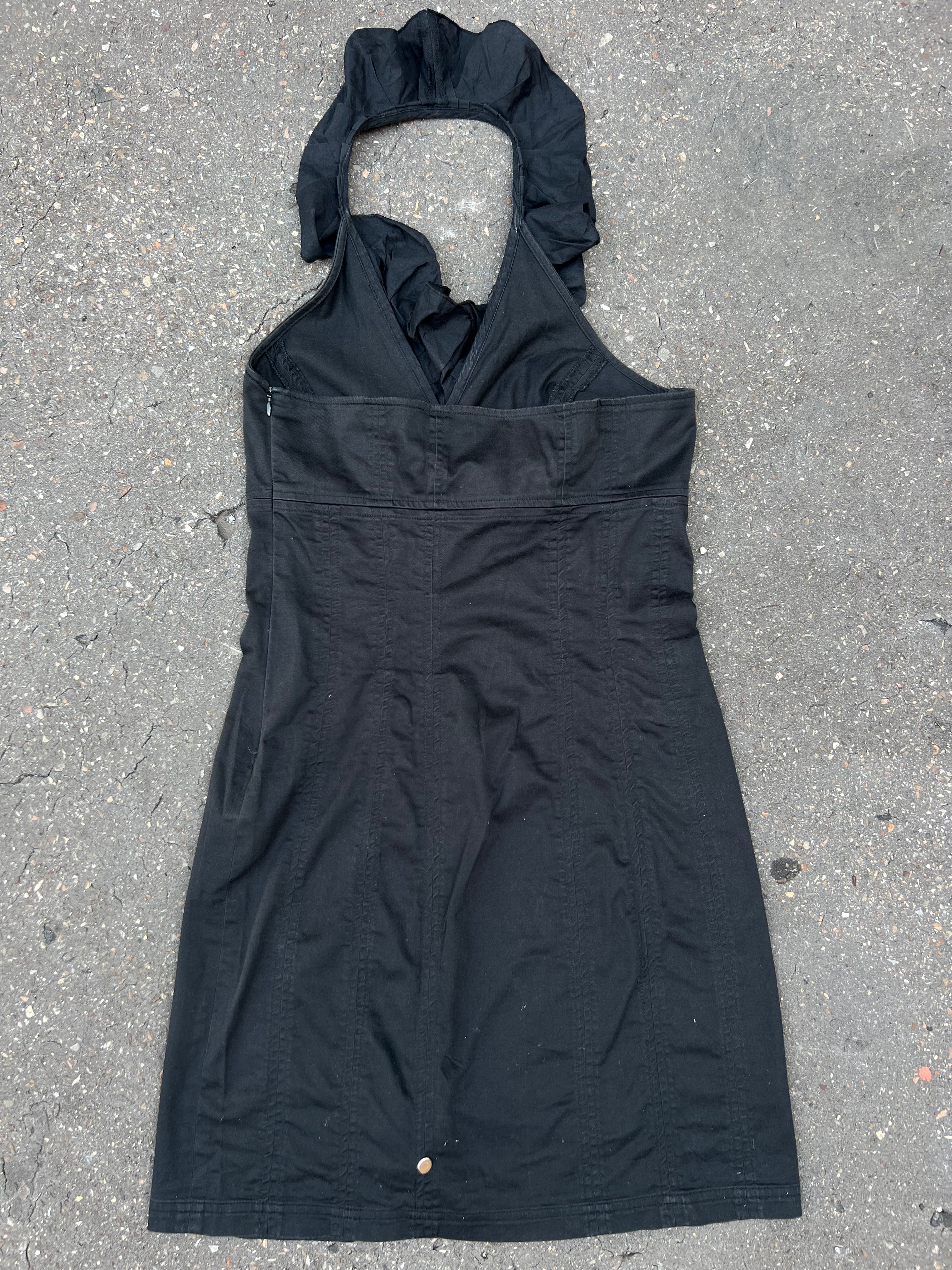 Ein schwarzes Neckholder Mini Kleid von St.-Martin