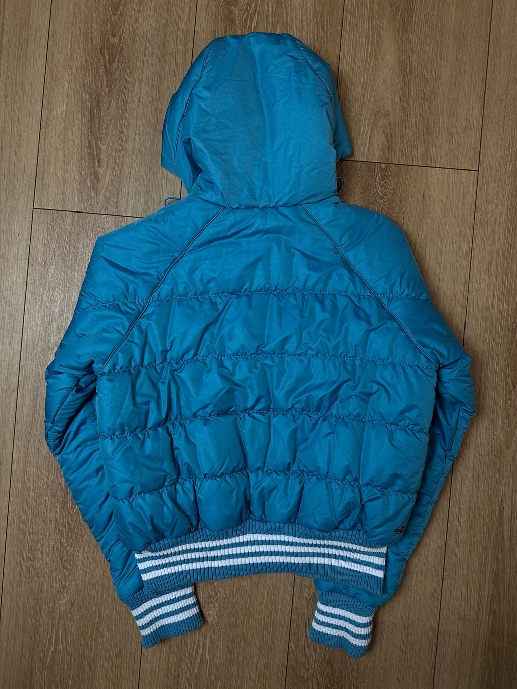 Produktbild einer Vintage Blue Adidas Puffer Jacket von hinten