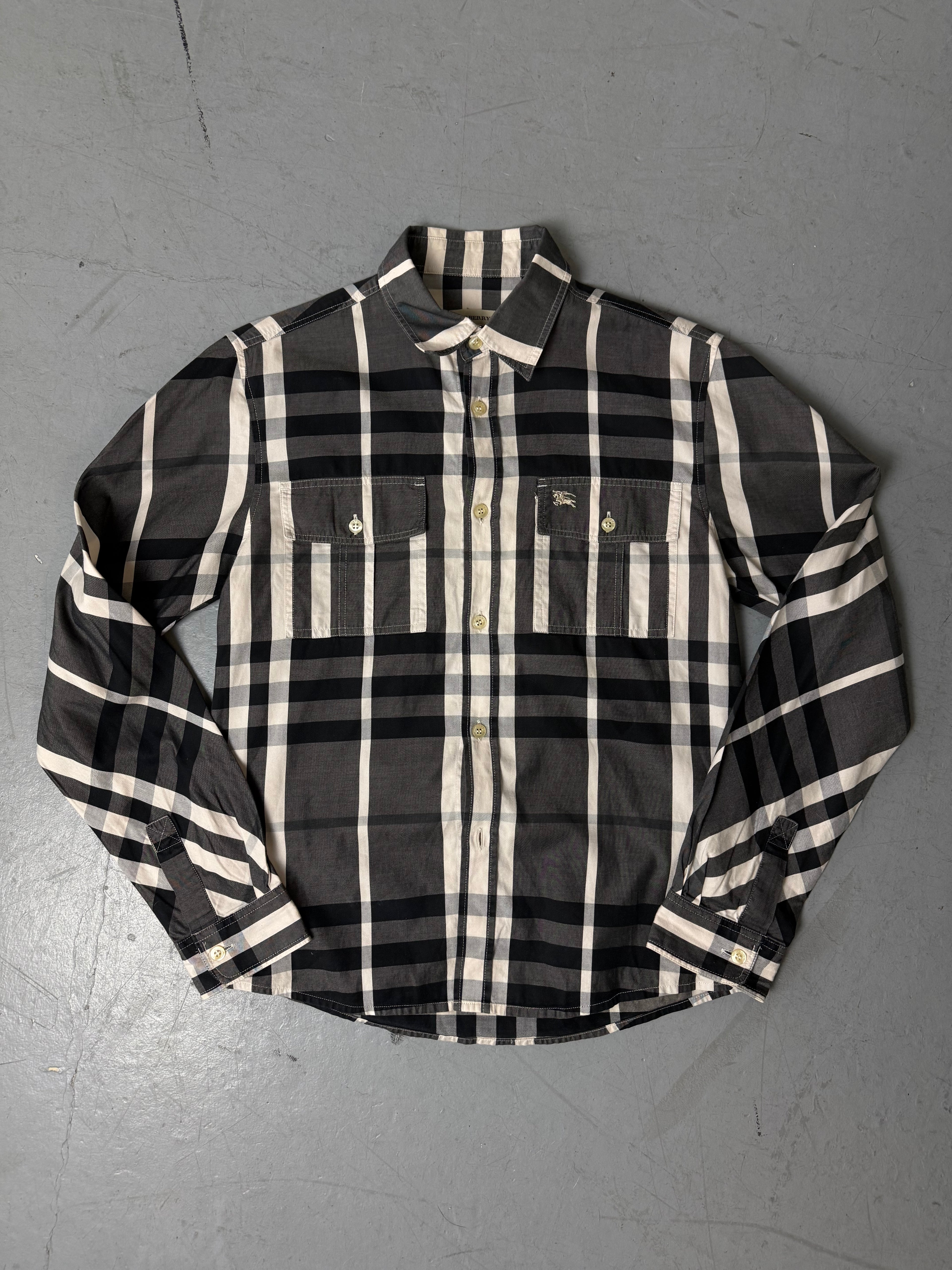 Eine schwarz weiß karierte Bluse von Burberry 