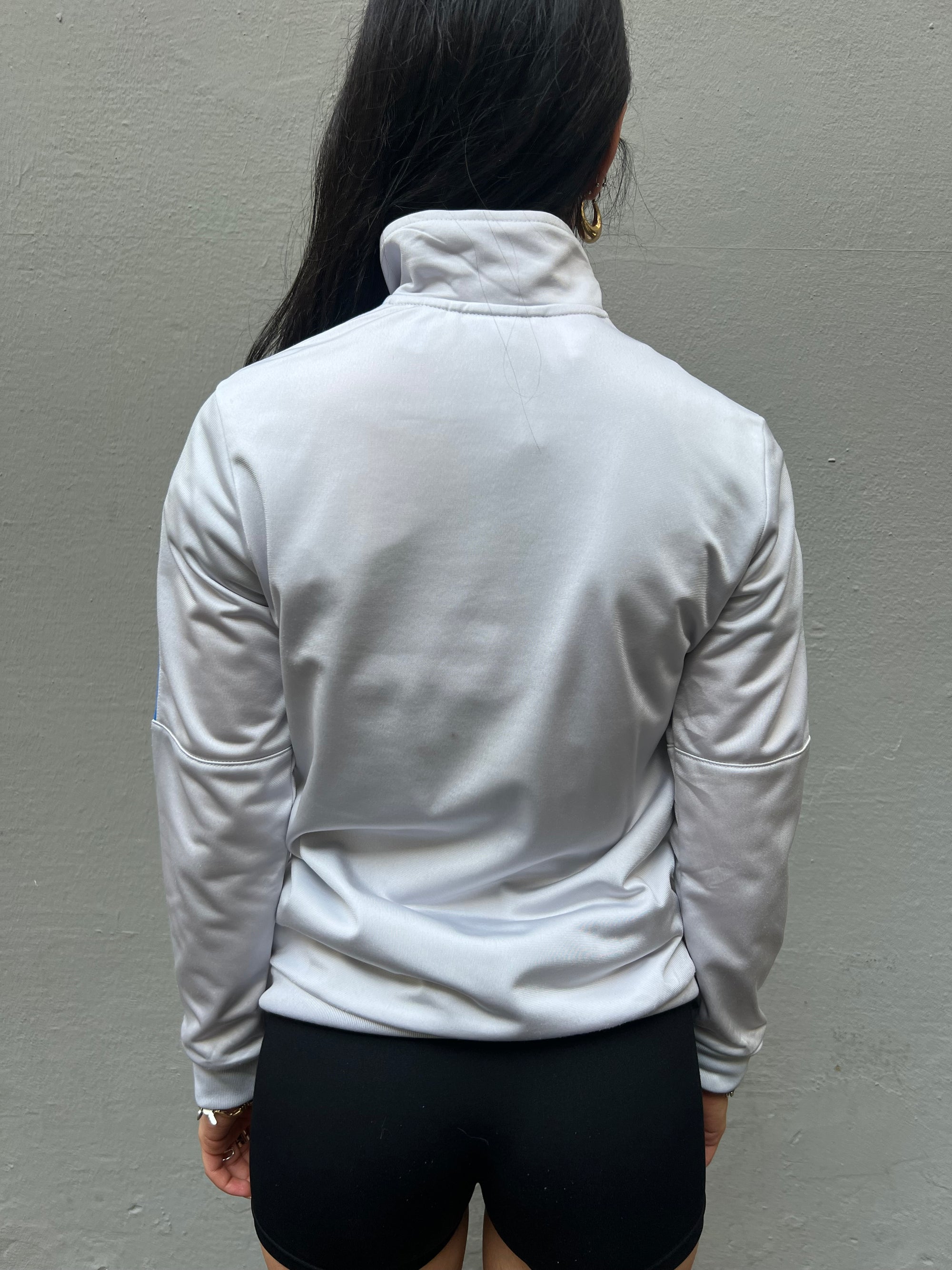 Tragbild von weißer Adidas Jacke Rückseite.