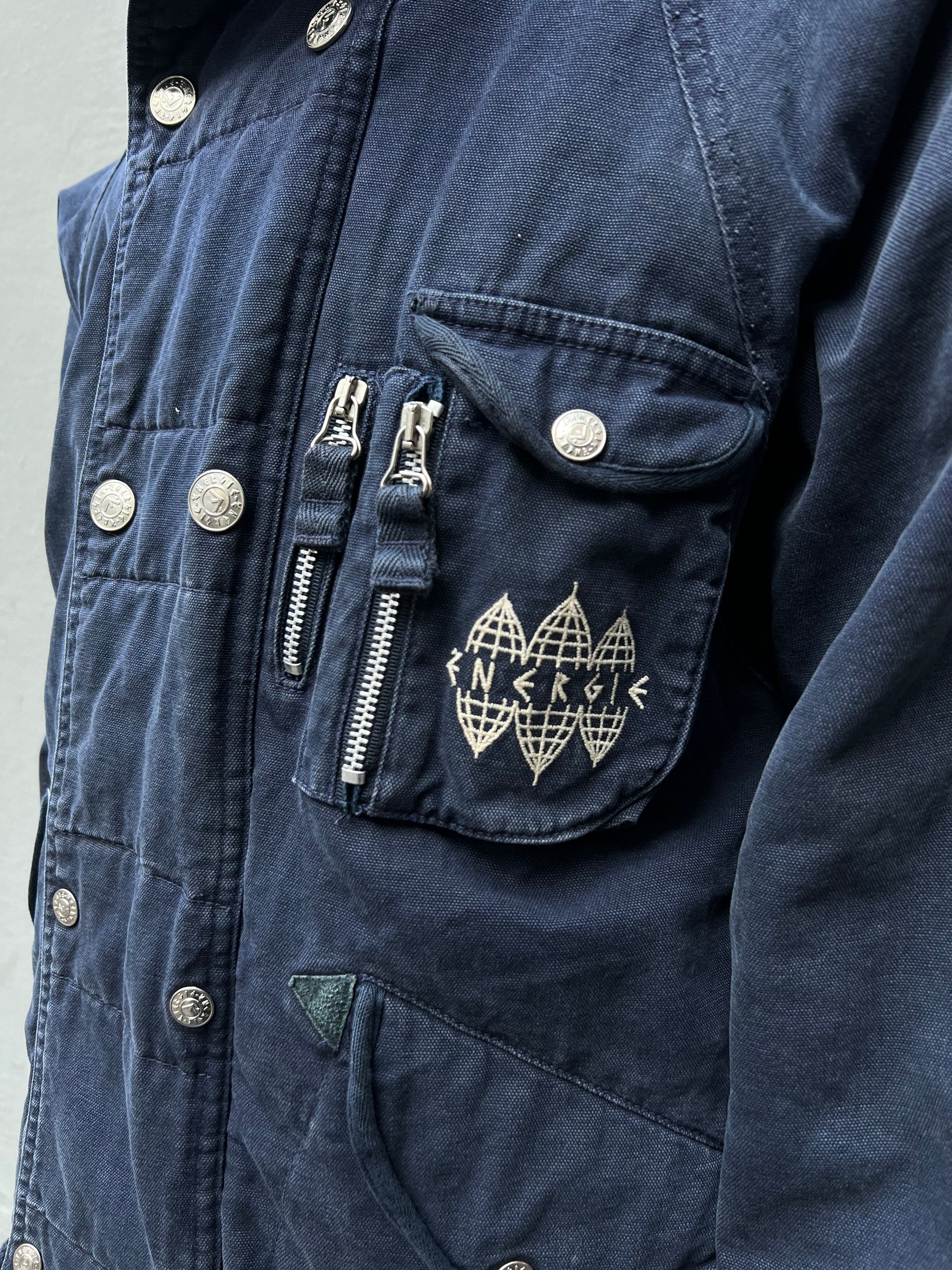 Detailliertes Tragebild von Navy farbene Energie Jacke von vorne in Größe M/L mit silbernen Knöpfen 