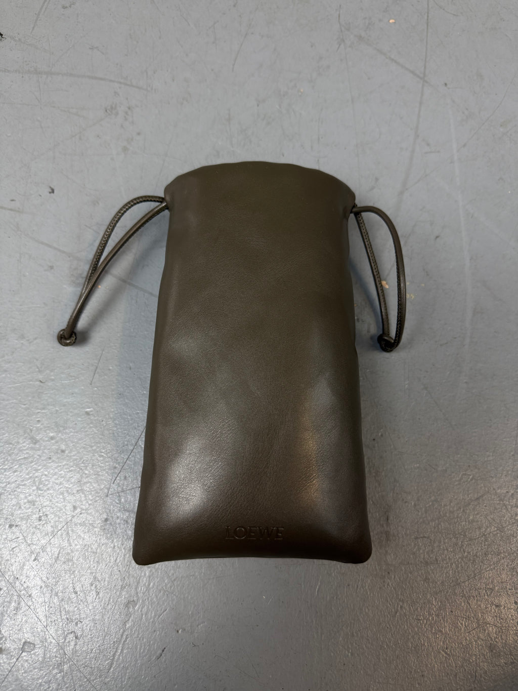 Eine rechteckige Sonnenbrille mit orangen Gläsern und grauem Gestell von Loewe 