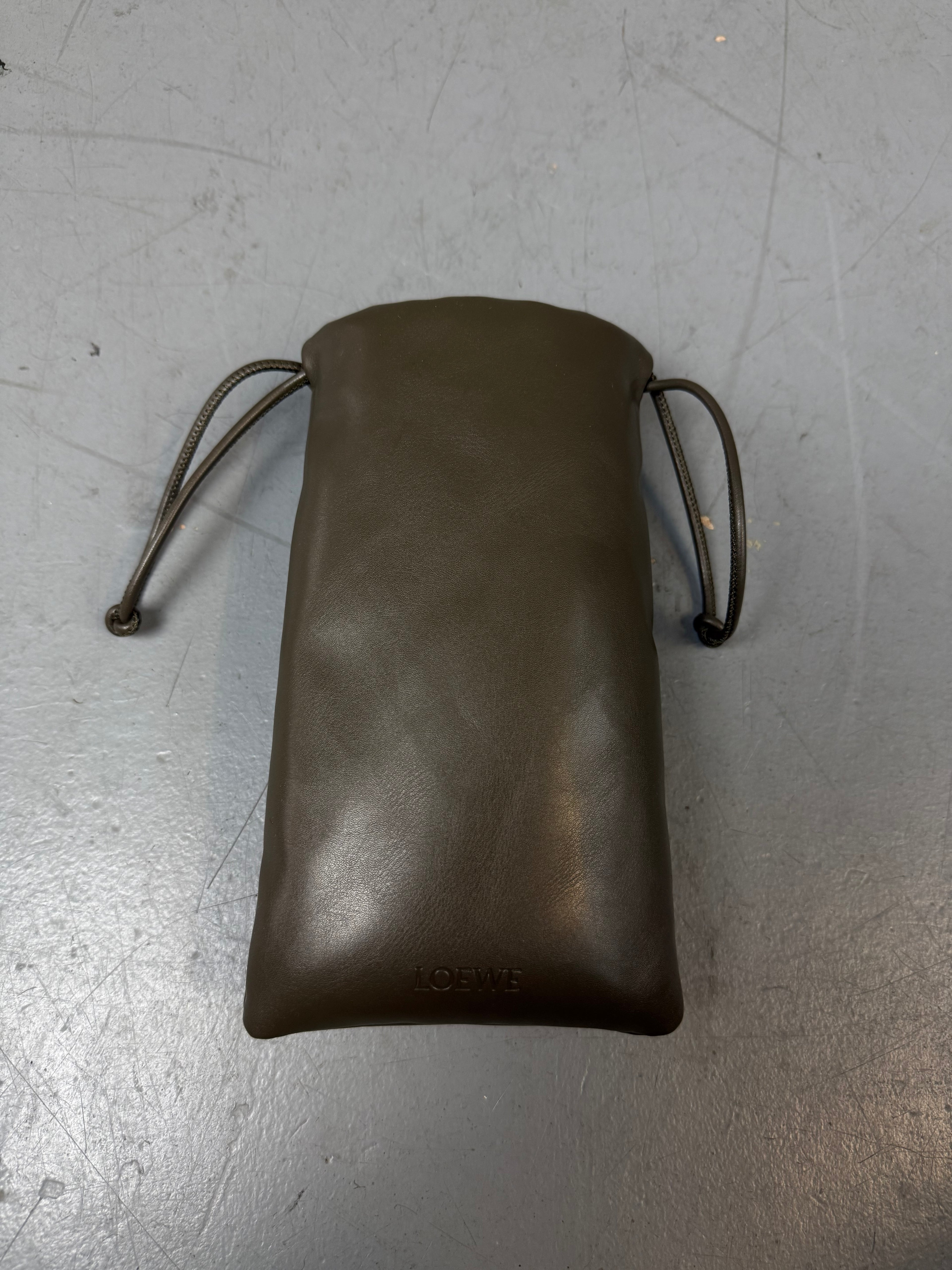 Eine rechteckige Sonnenbrille mit orangen Gläsern und grauem Gestell von Loewe 