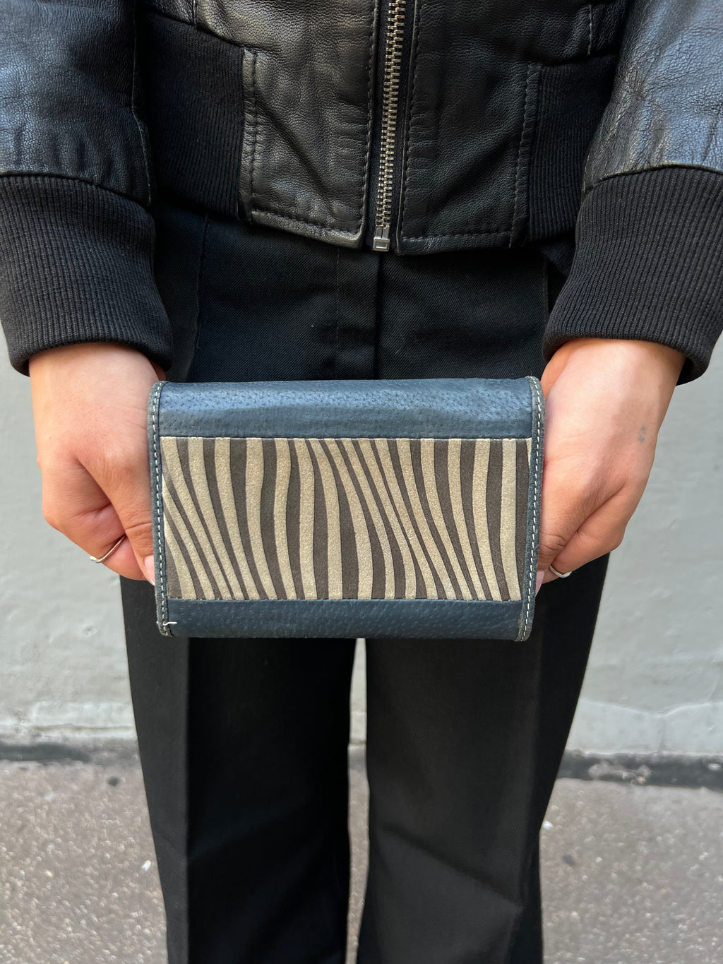 Bild von grau blauem Geldbeutel von hinten