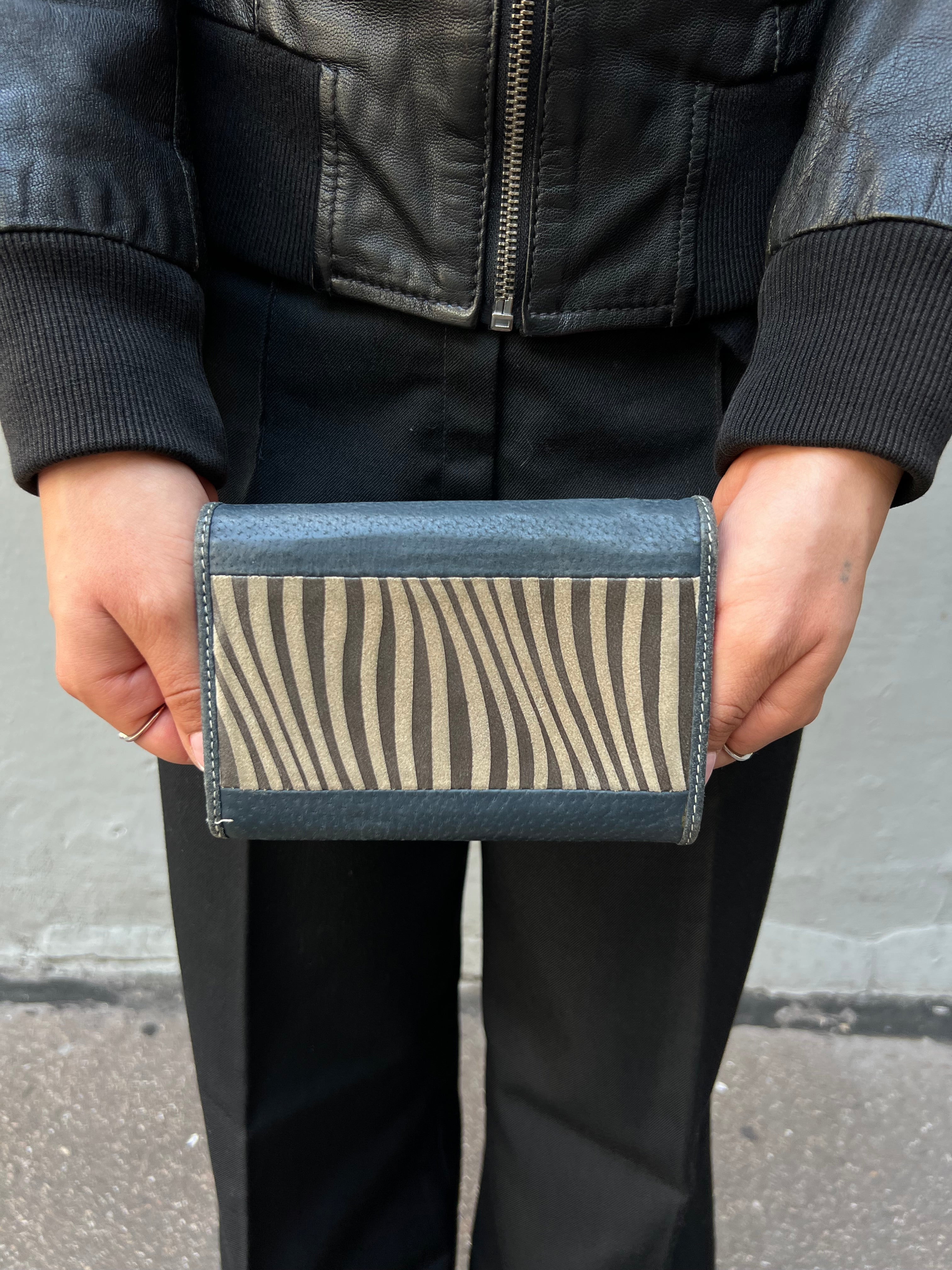 Bild von grau blauem Geldbeutel von hinten