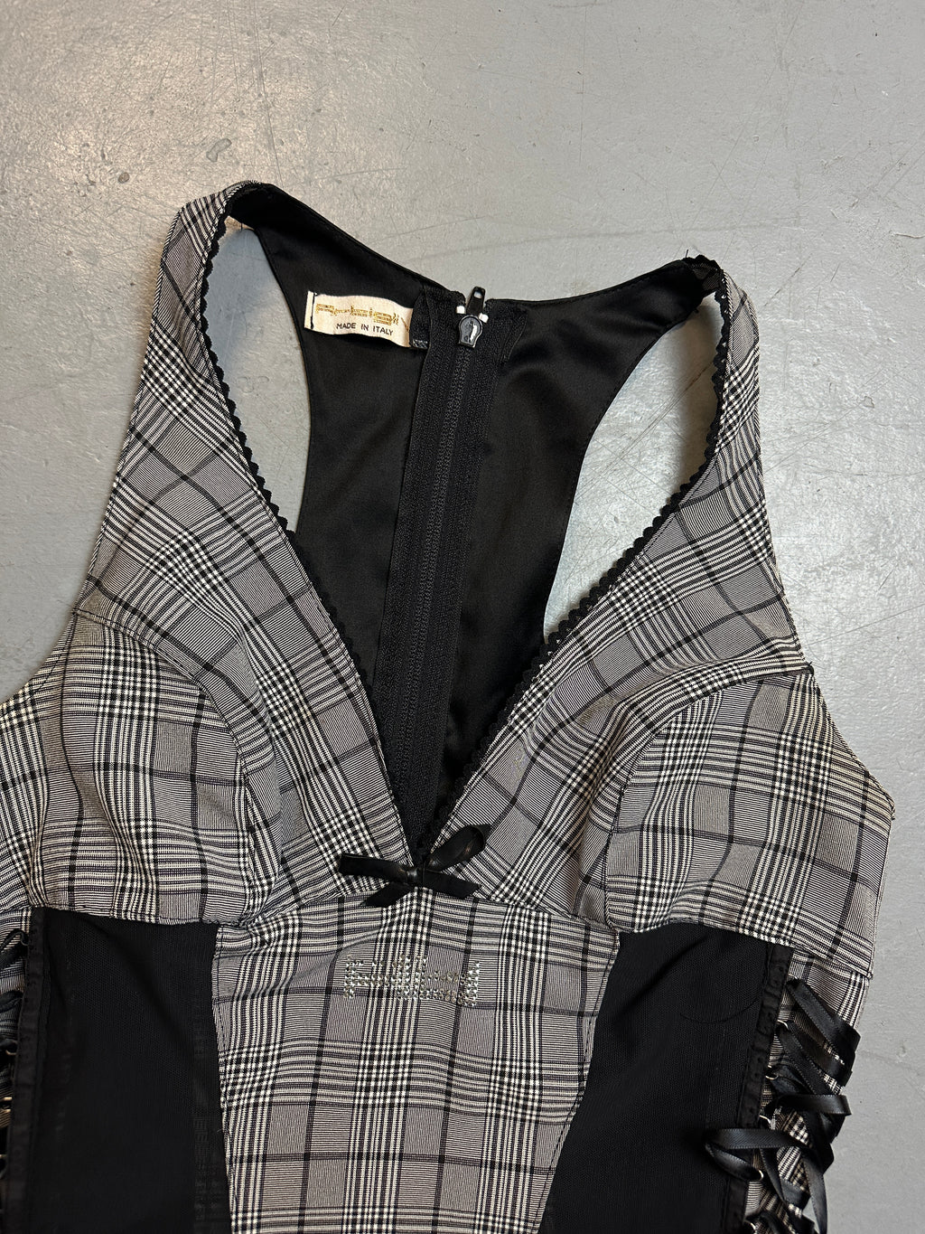 Vintage Artigli Plaid Lace Up Top mit kleiner Schleife für Frauen. Y2K Second Hand 2000s Fashion