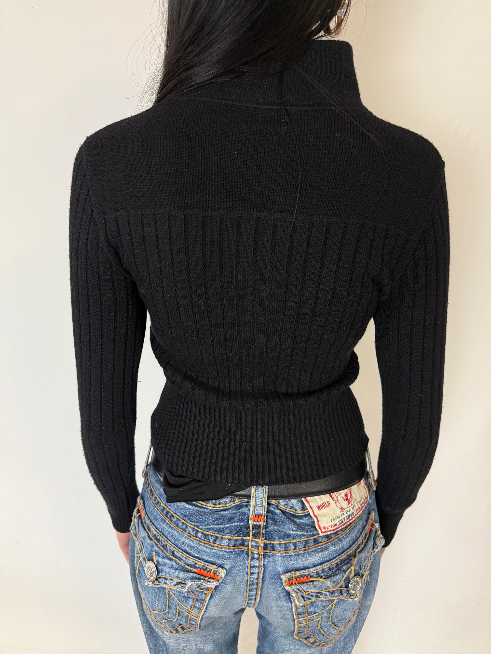 Ein schwarzer Strick Zipper von Dirk Bikkembergs mit roter Schlaufe am Reißverschluss in XS