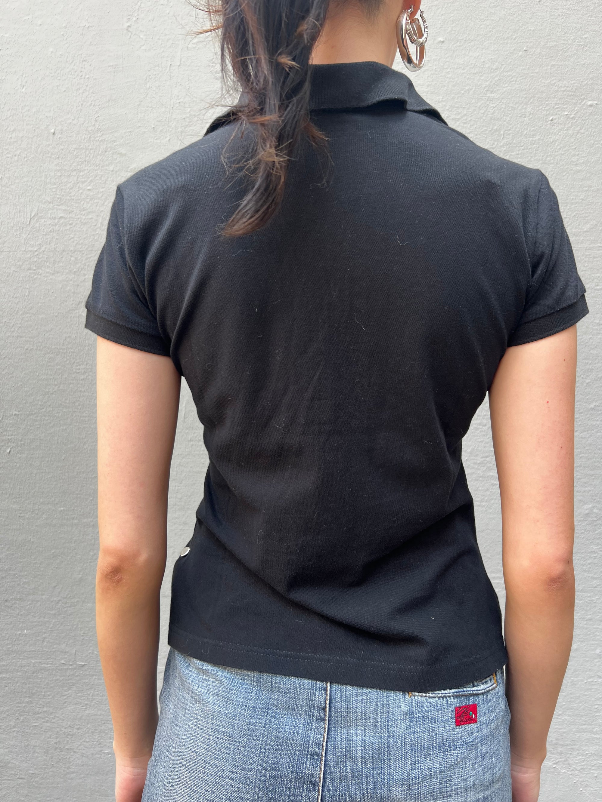 Ein schwarzes cropped Polo von Ralph Lauren mit Silber Reiter auf der Brust in M