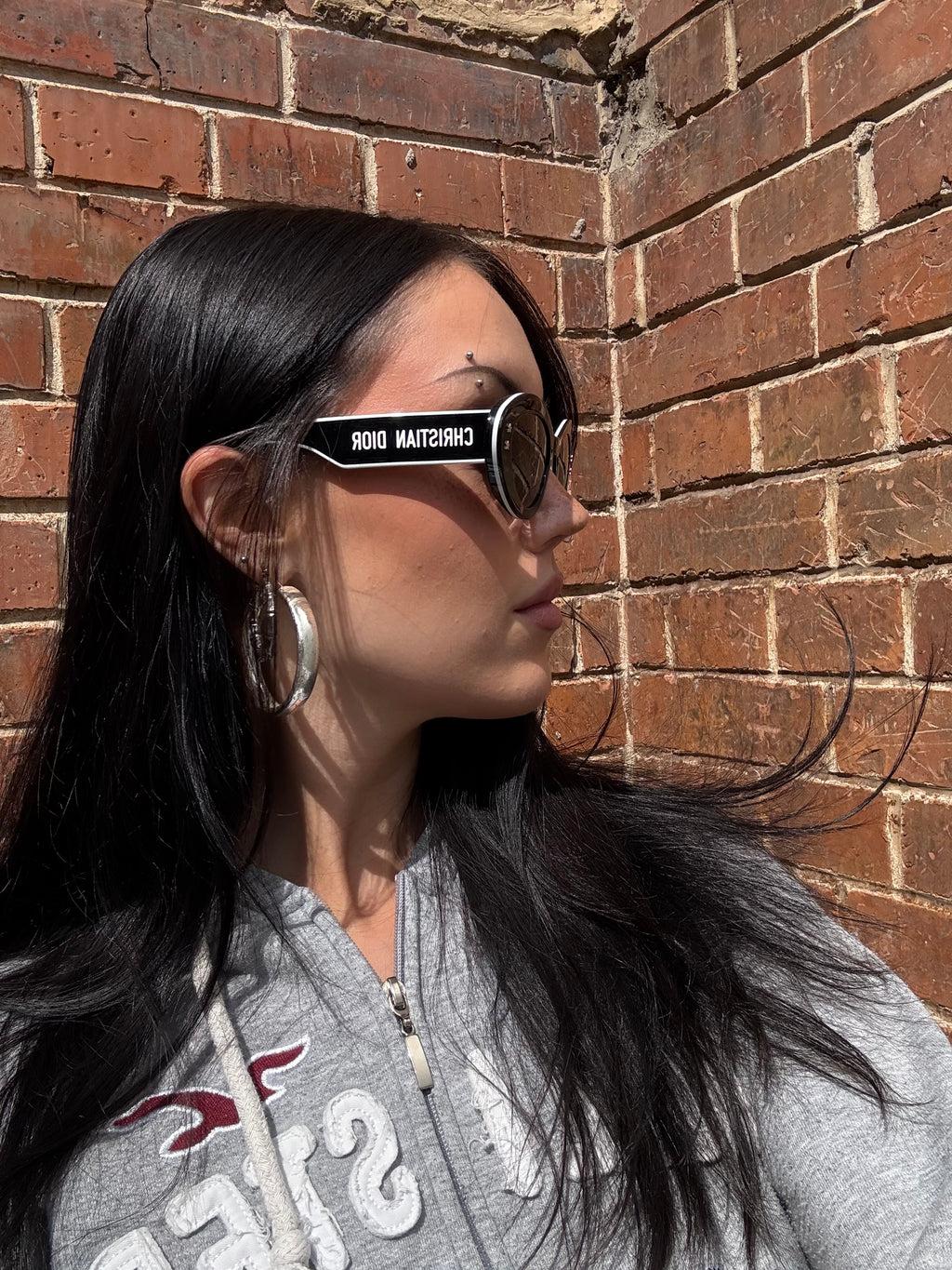 Eine schwarz weiße Sonnenbrille von Dior im CAT Eye Stil