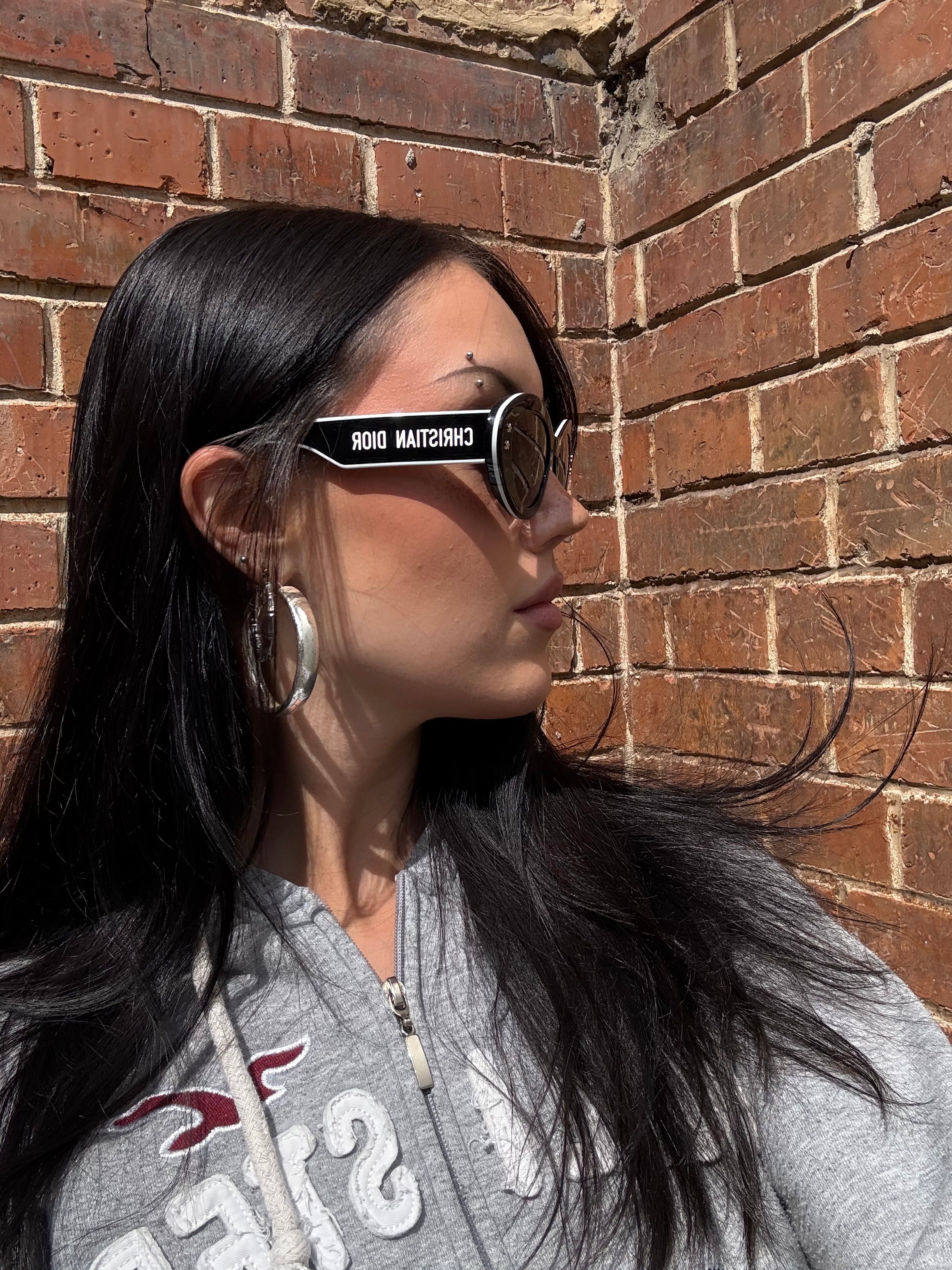 Eine schwarz weiße Sonnenbrille von Dior im CAT Eye Stil