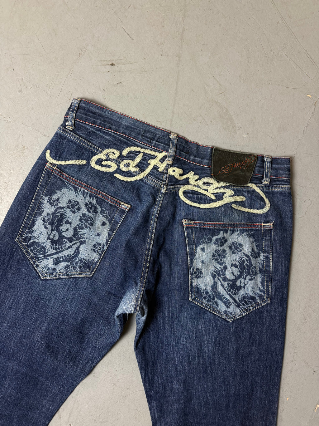 Detailbild von einer Vintage Ed Hardy Dark Blue Baggy Denim von Hosentaschen hinten