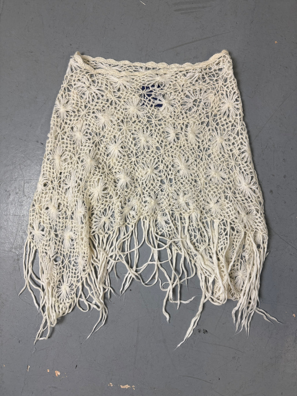 Ein cremefarbener Rock in L gestrickt im Blumenmuster 