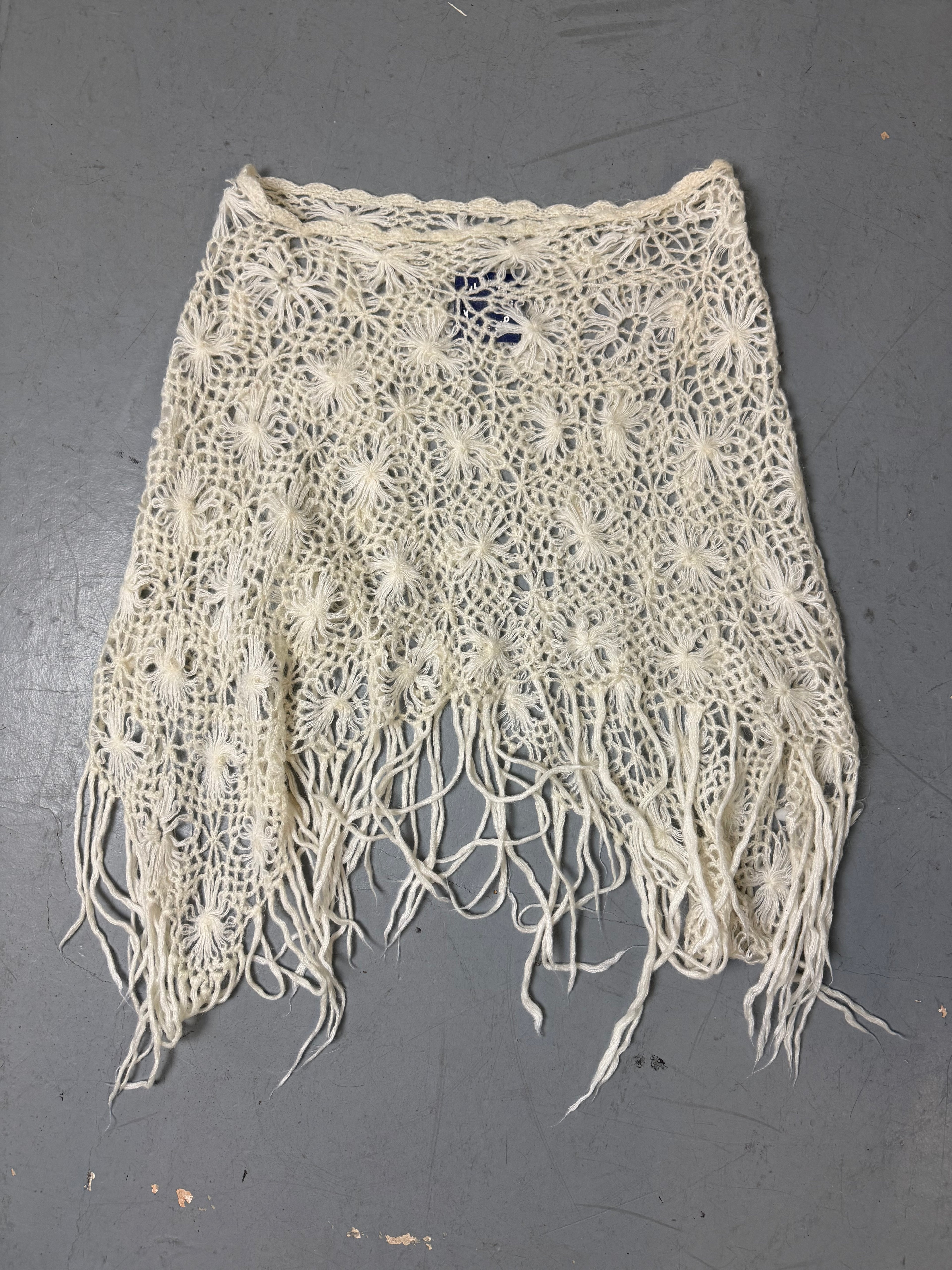 Ein cremefarbener Rock in L gestrickt im Blumenmuster 