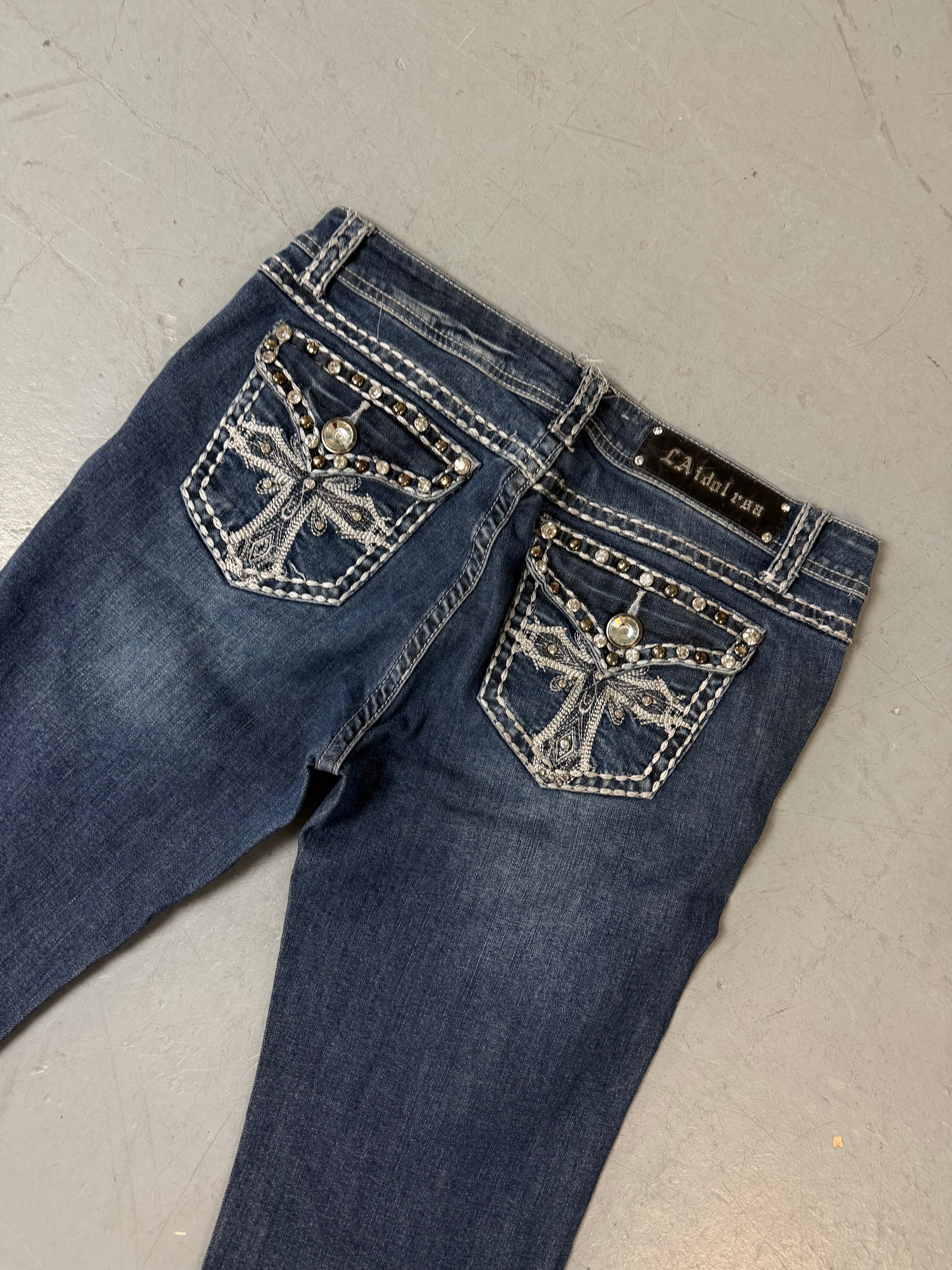 Eine Low Waist dunkelblaue y2k Jeans mit Cross rhinestone Patch auf den Backpockets 