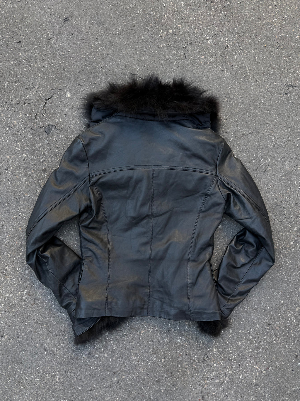Eine schwarze Lederjacke mit Faux Fur am Kragen und an den Ärmeln