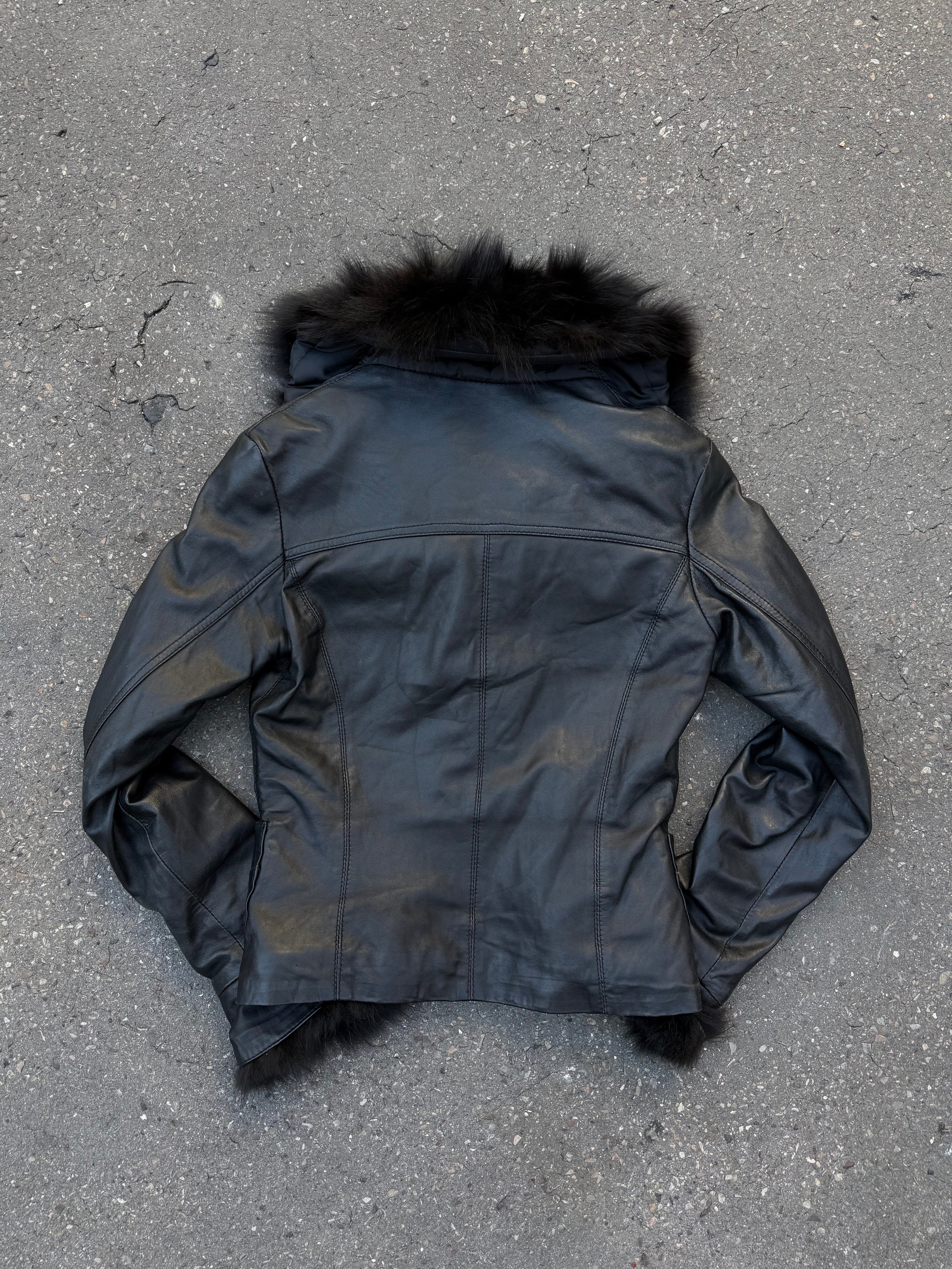 Eine schwarze Lederjacke mit Faux Fur am Kragen und an den Ärmeln